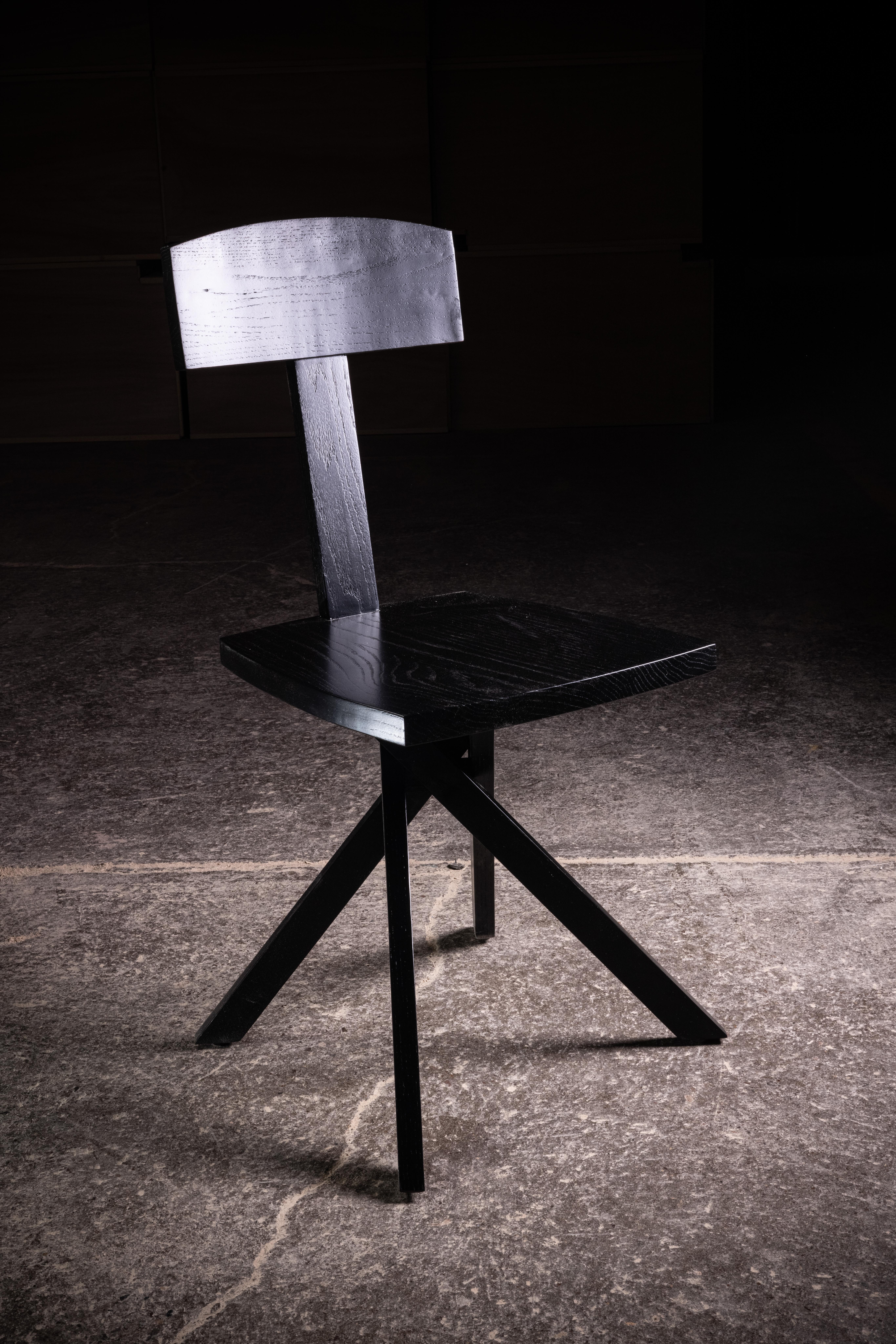 Silla escultórica Miss X de roble negro macizo by No Age Studio Roble en venta