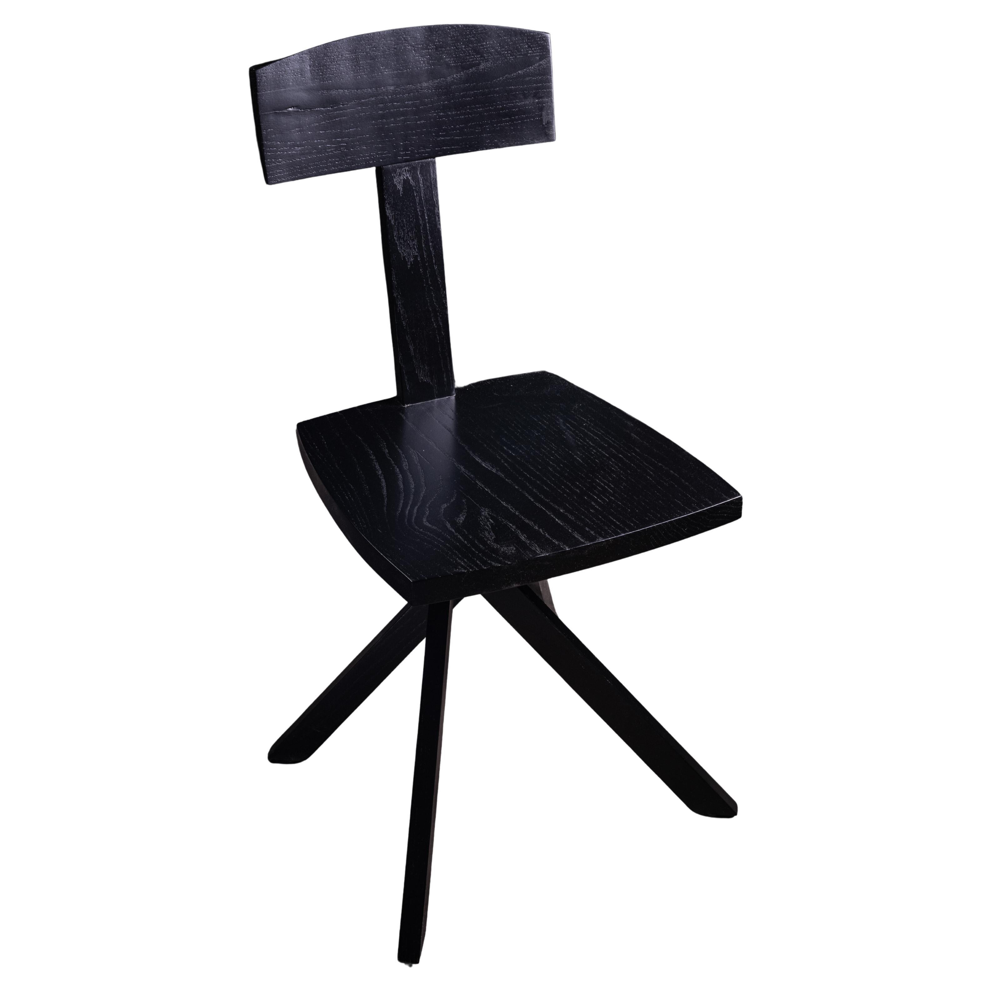Miss X Skulpturaler Stuhl aus massiver schwarzer Eiche von No Age Studio