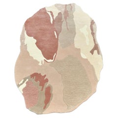 Misshapes Teppich in organischen Formen in blassen Farben von RAG home