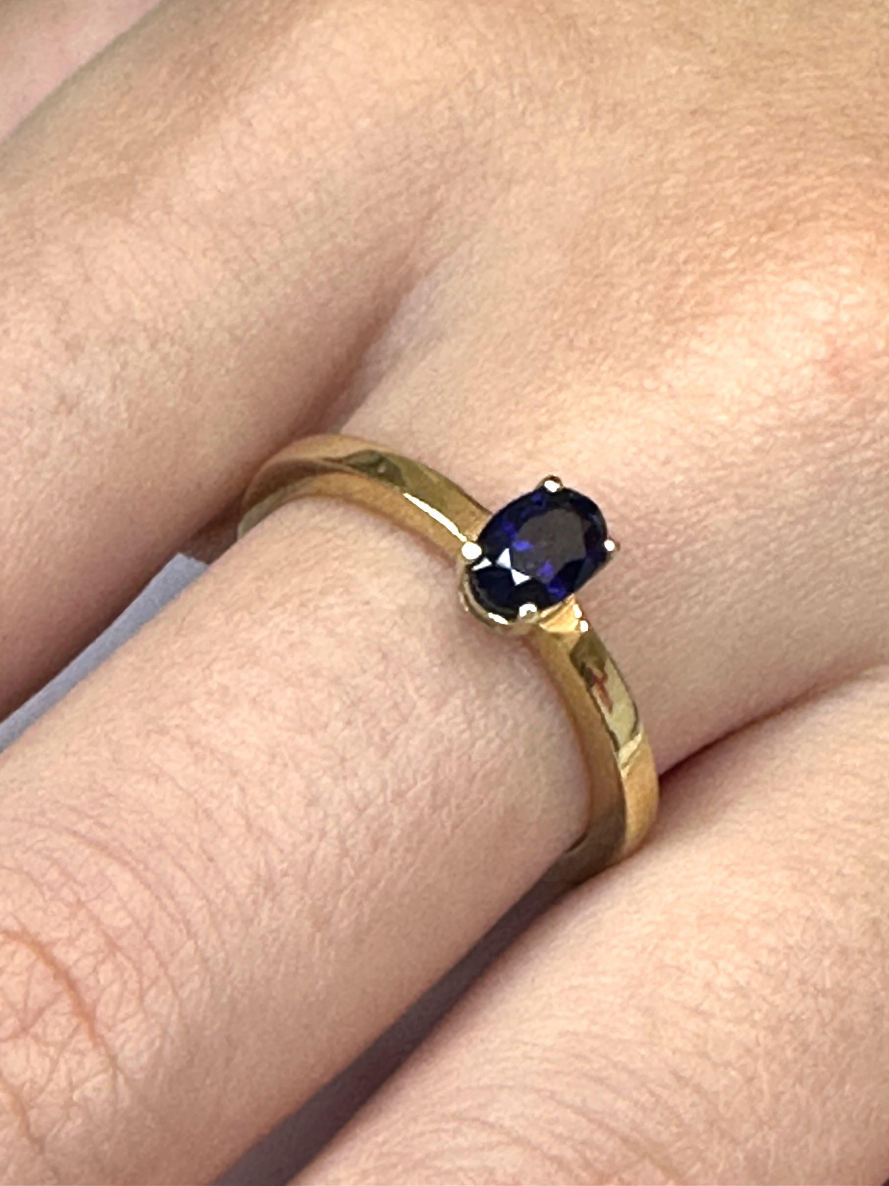 Eliania Rosetti's studio in São Paulo/Brazil designed this elegant solitaire and engagement ring in 3D programming.
Its main stone is an oval sapphire measuring 4 x 6 mm and weighing 0.58 carats.
The height of the stone gives elegance to the