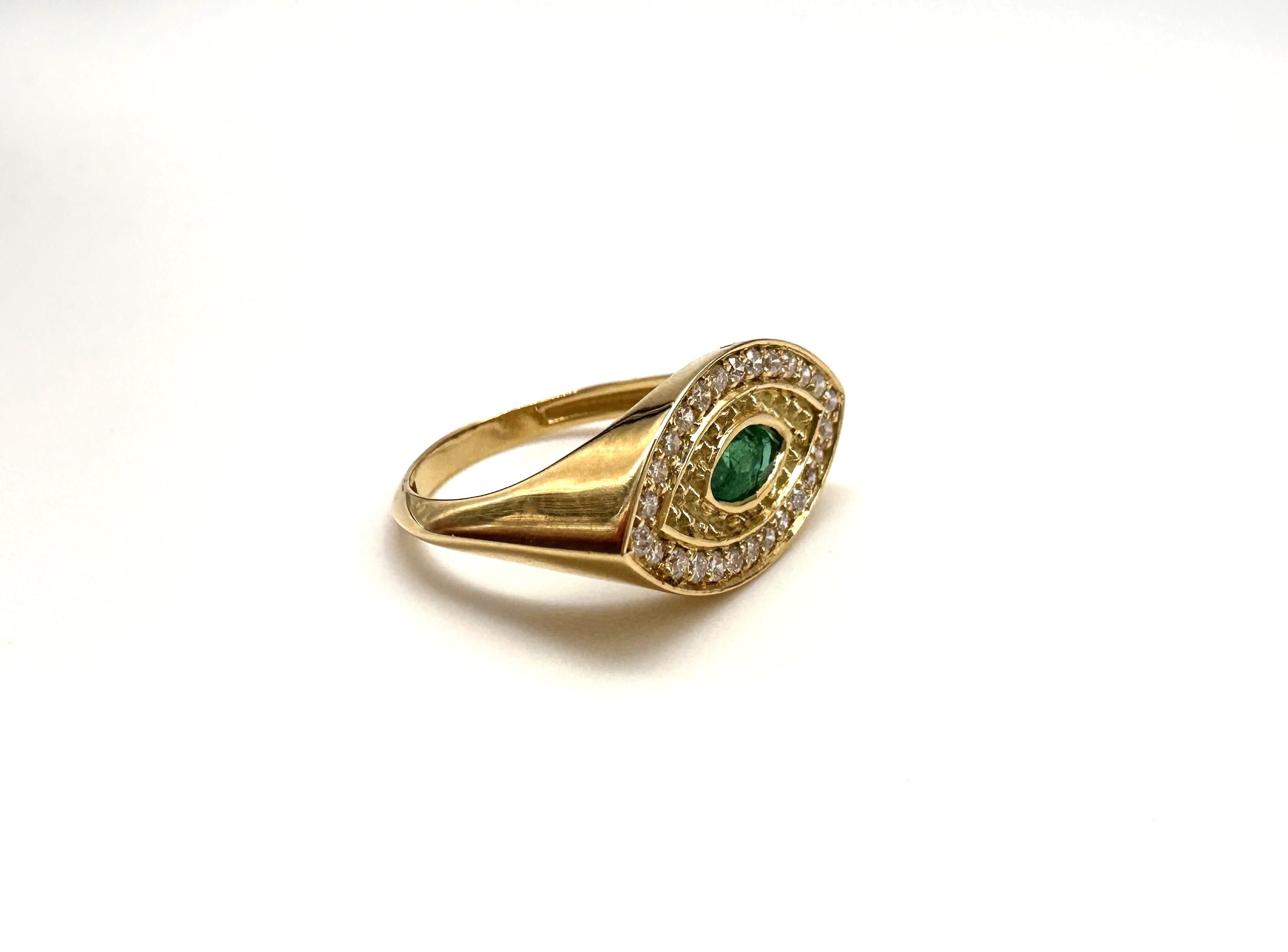 Dieser in 3D-Programmierung entworfene Ring in Form eines Griechischen Auges hat einen 6x3 mm großen Smaragd im Navete-Schliff als zentralen Stein, der von kleinen Goldspitzen und 26 Diamanten mit einem Durchmesser von 1,2 mm mit insgesamt 0,208