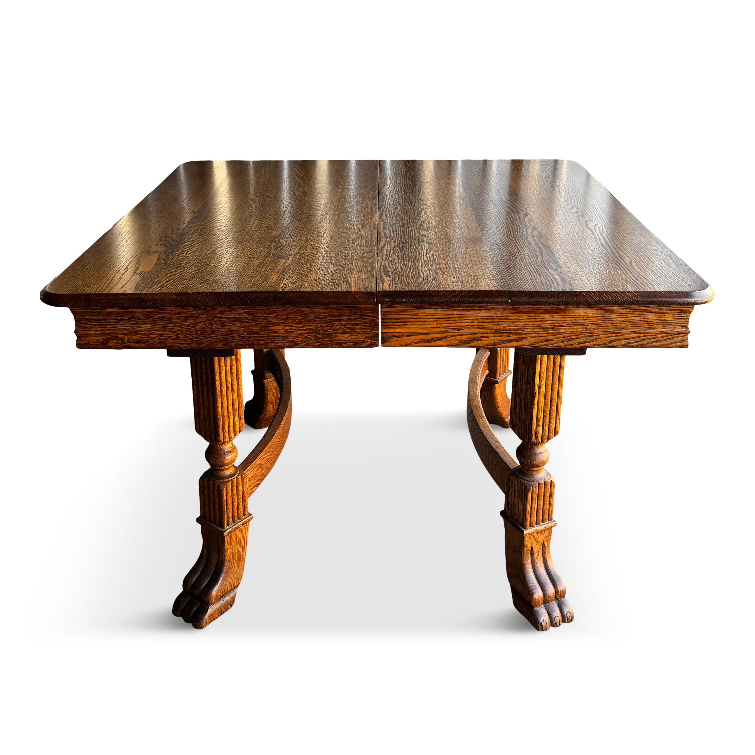 Apportez un style Arts & Crafts et Mission intemporel à votre salle à manger avec cette table en chêne scié sur quartier. Il est doté d'un socle extensible et de pieds griffus. Se transforme d'une table carrée de 40