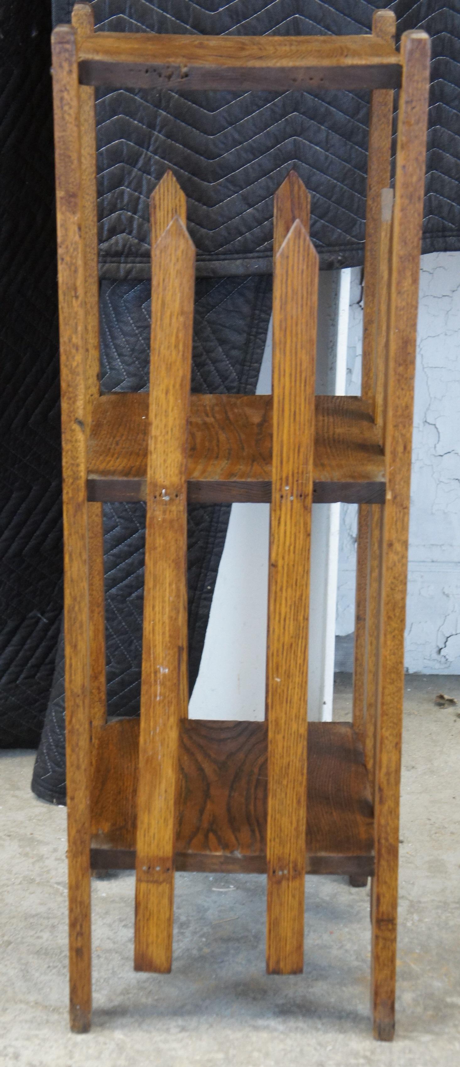 20ième siècle Table d'appoint Mission Arts & Crafts Quartersawn Oak Bookshelf Pedestal Plant Stand en vente
