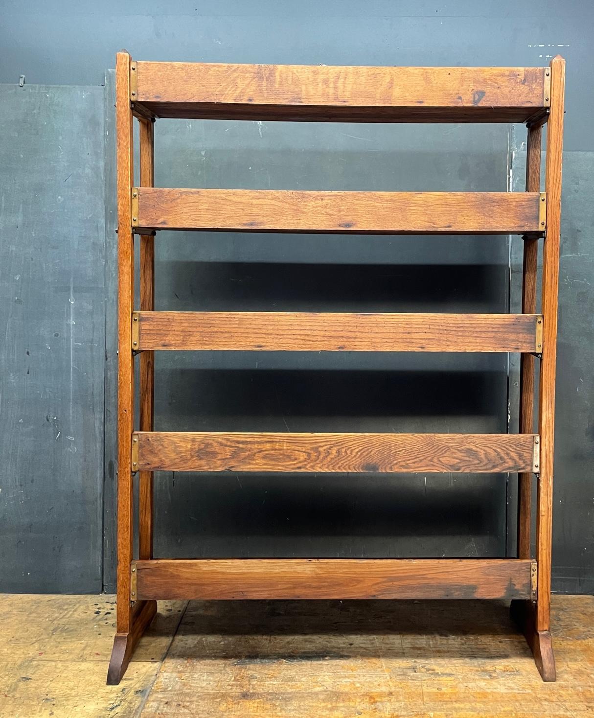 Début du 20ème siècle Étagère de bibliothèque Mission sur mesure General Store Industrial NYC Retail Display Shelf en vente