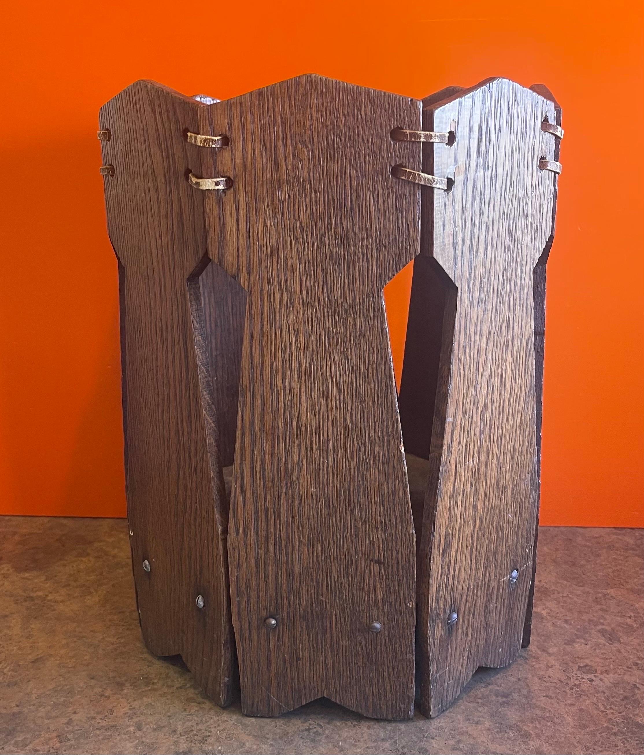 A very well constructed mission / craftsman style American quarter sawn oak waste basket, circa 1940s. The waste basket is in good condition and measures 13