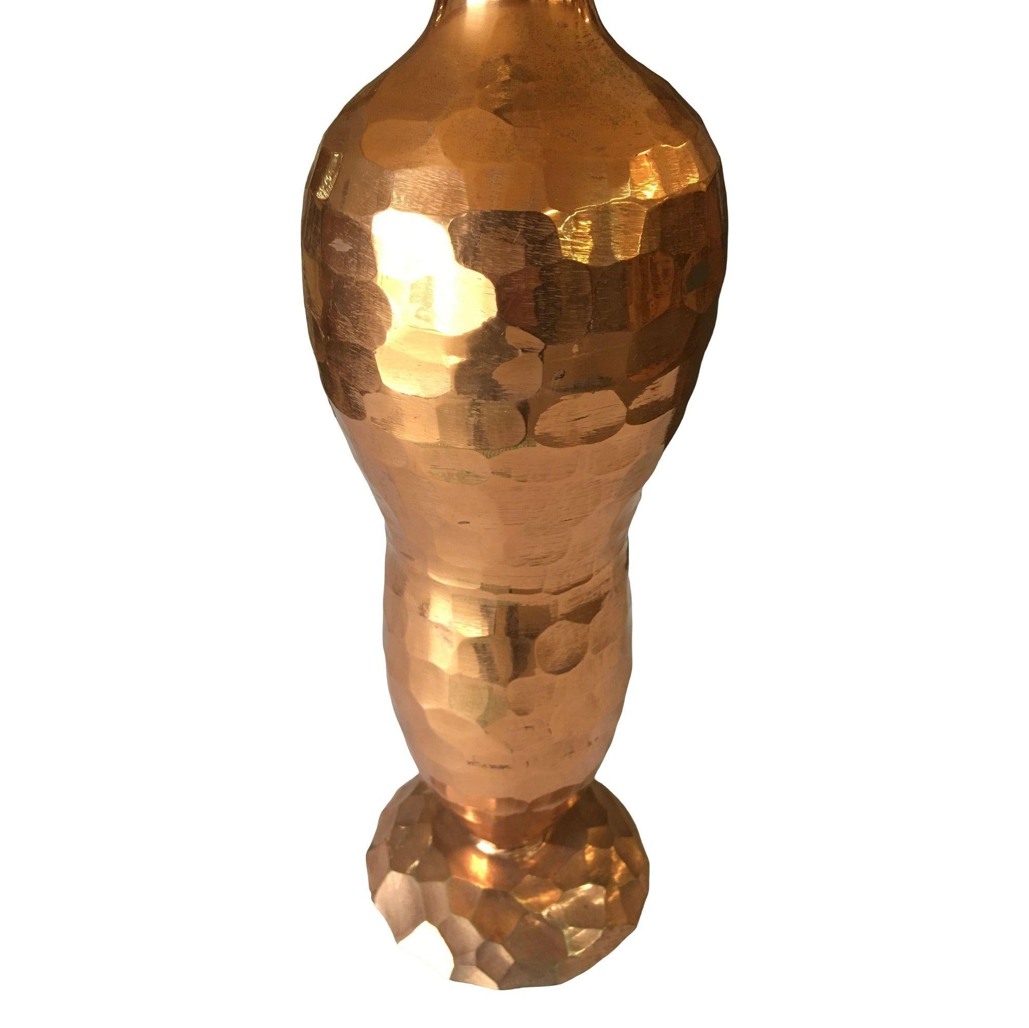 Mission inspirierte handgehämmerte, pfirsichförmige Kupferlampe in Nussbaumform, Paar im Zustand „Hervorragend“ im Angebot in Van Nuys, CA