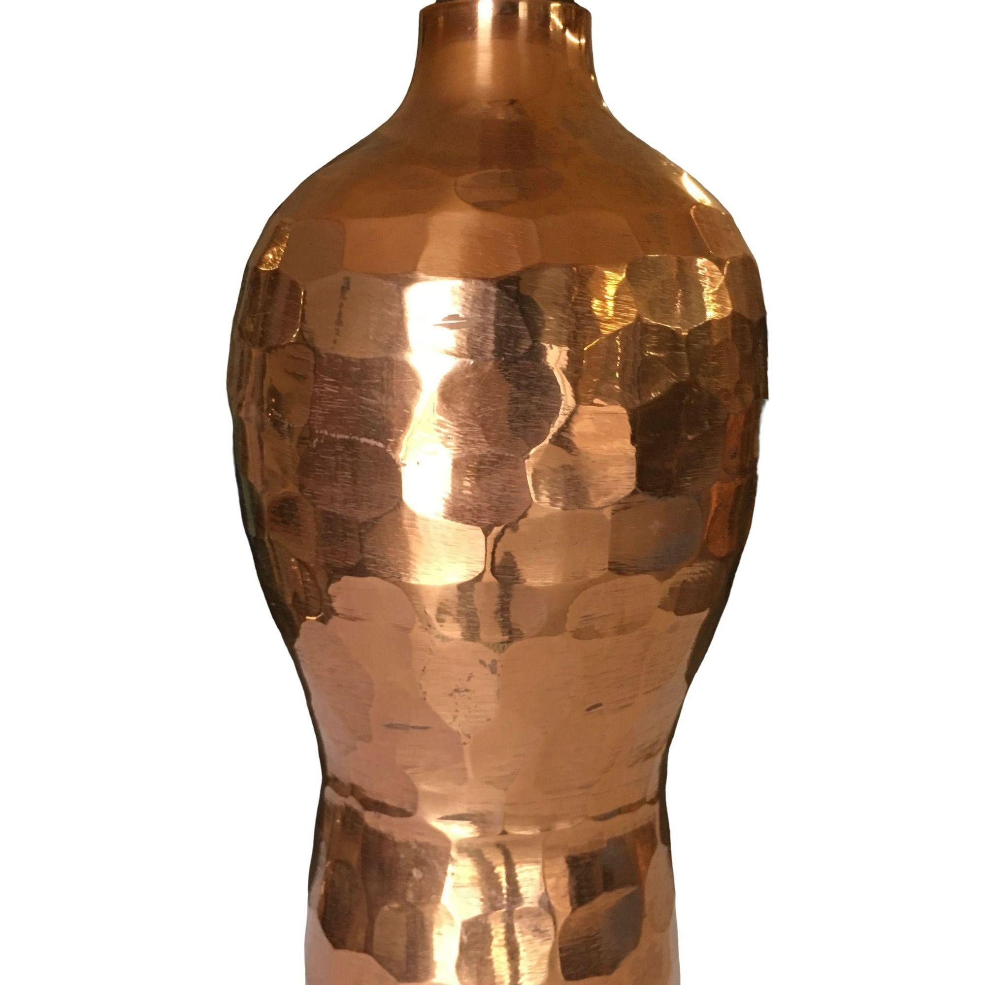 Fin du 20e siècle Paire de lampes en cuivre en forme de cacahuète, martelées à la main, d'inspiration Mission en vente