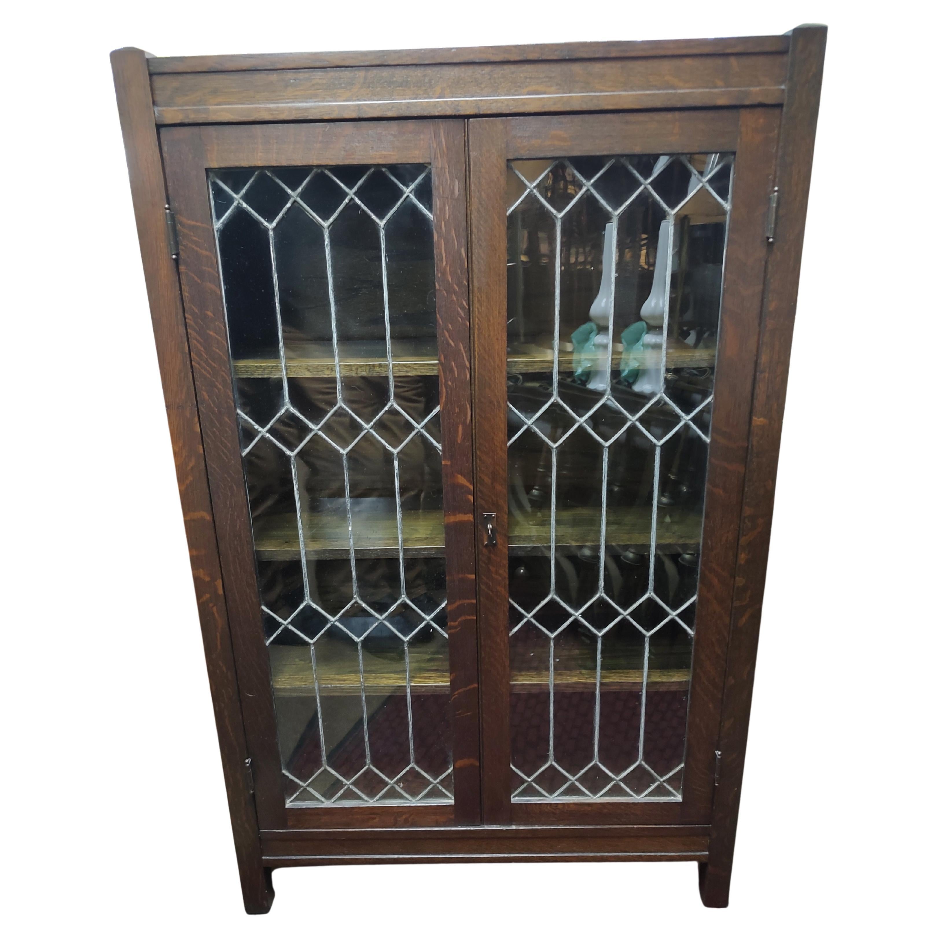Mission Oak Arts &Crafts Leaded Glass Bookcase C1912 In Good Condition For Sale In Port Jervis, NY
