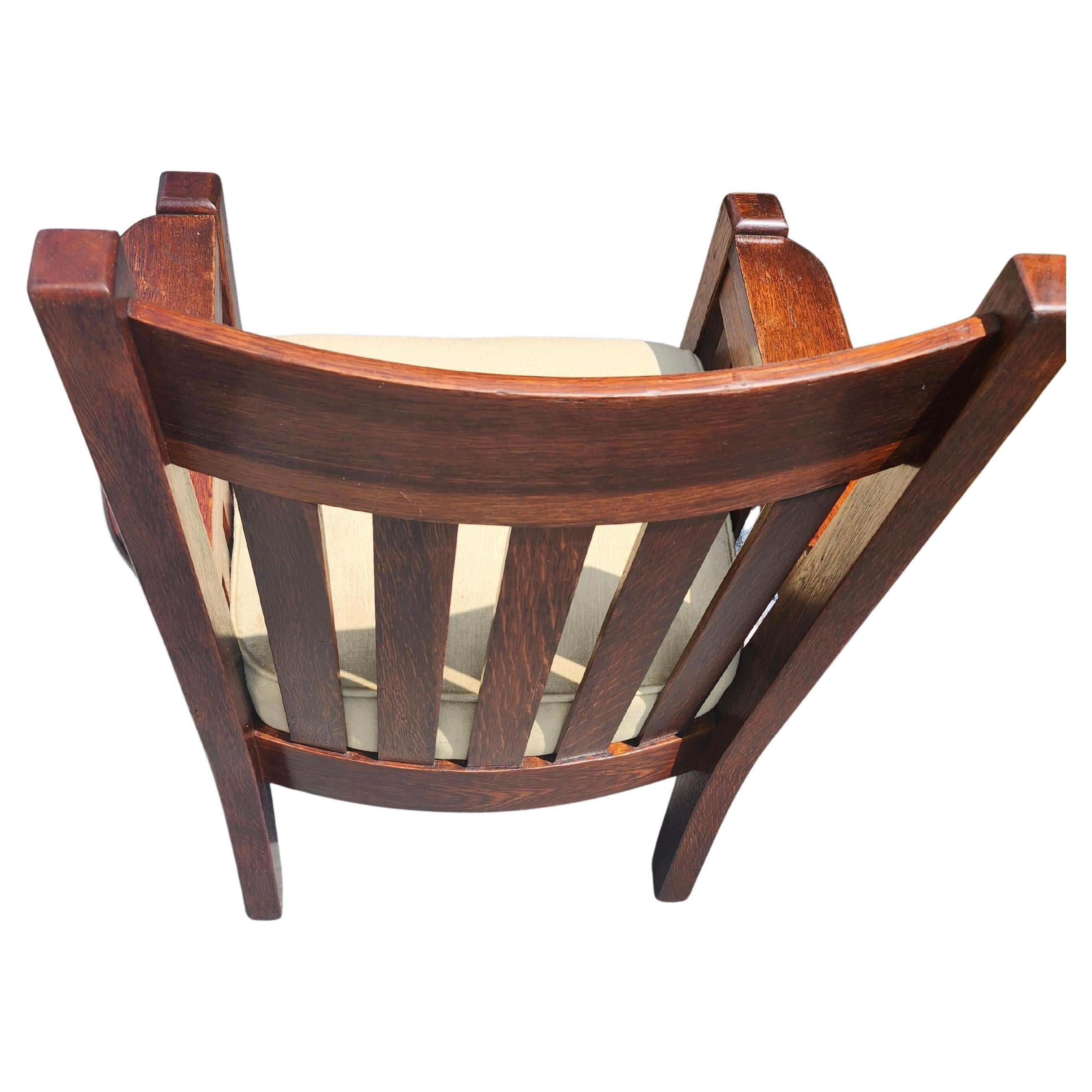 Fabuleux fauteuil de salon en chêne massif de style Art and Crafts par Harden Furniture Co C1910
Les larges lattes et les accoudoirs présentent le style définitif du mouvement Arts and Crafts. Construction à tenons et mortaises avec doubles