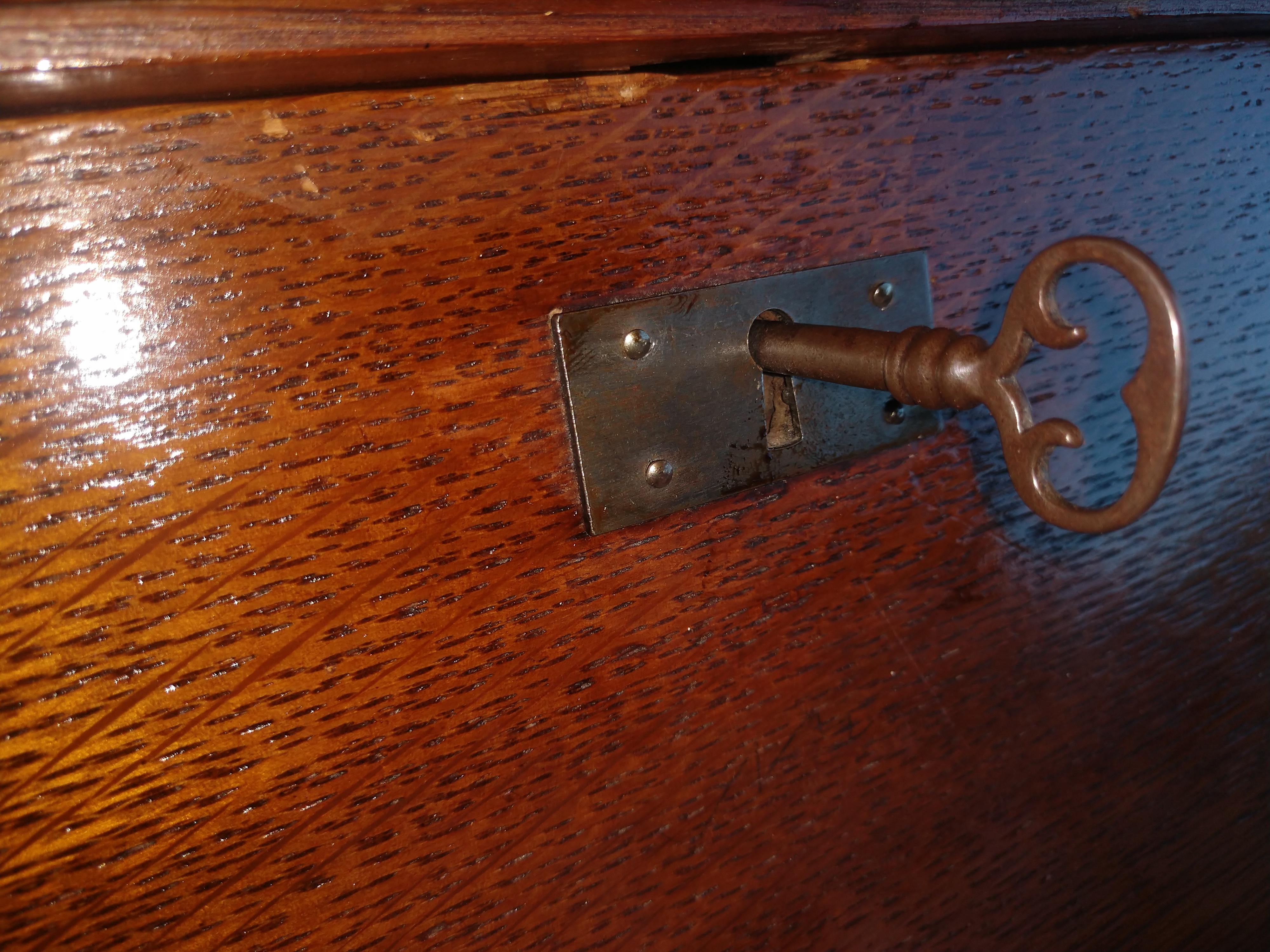 Mission Eichenholz Arts and Crafts Slant Front Schreibtisch, C1915 (Messing) im Angebot