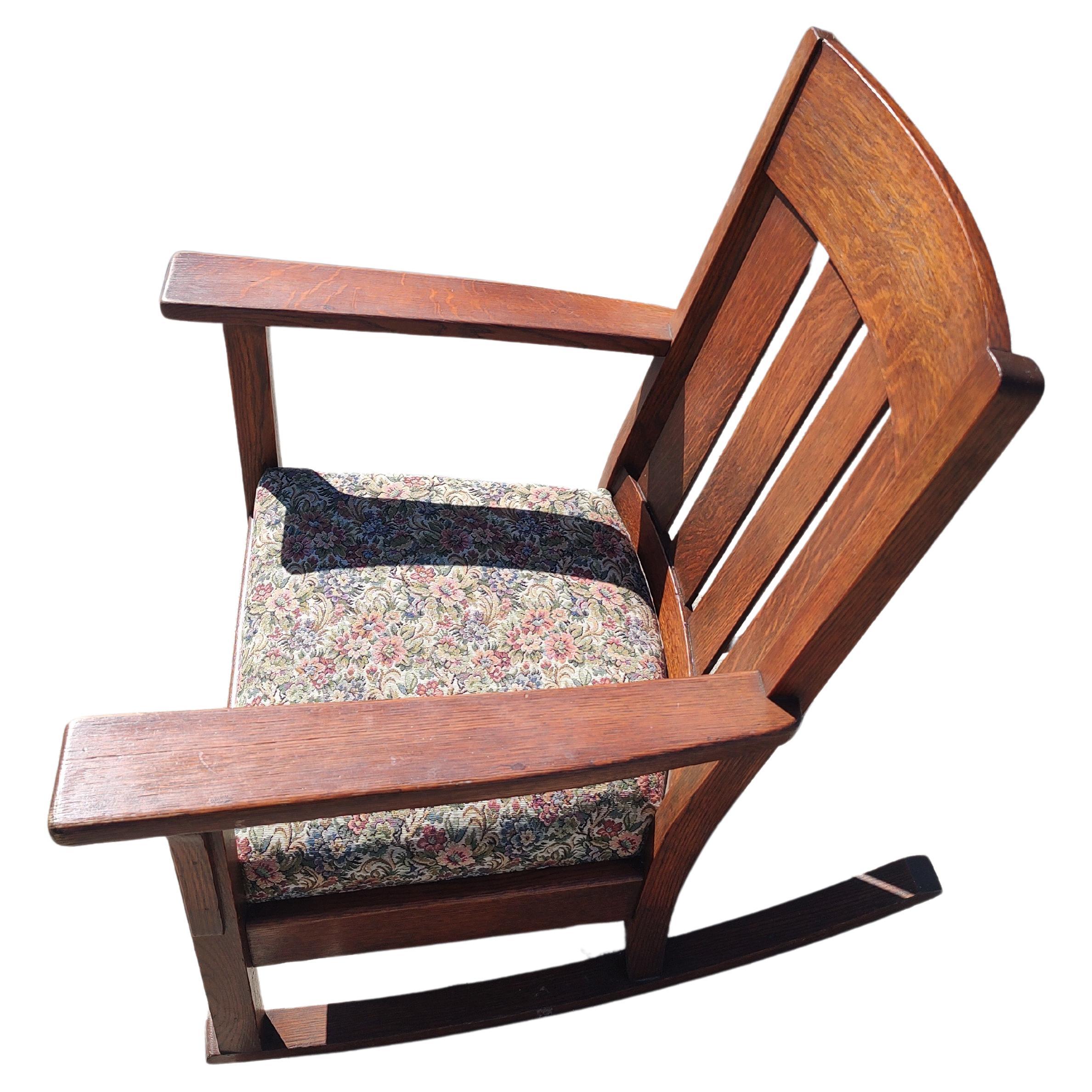 Début du 20ème siècle Chaise à bascule Mission en chêne Arts & Crafts de style Stickley Brothers C1915 en vente