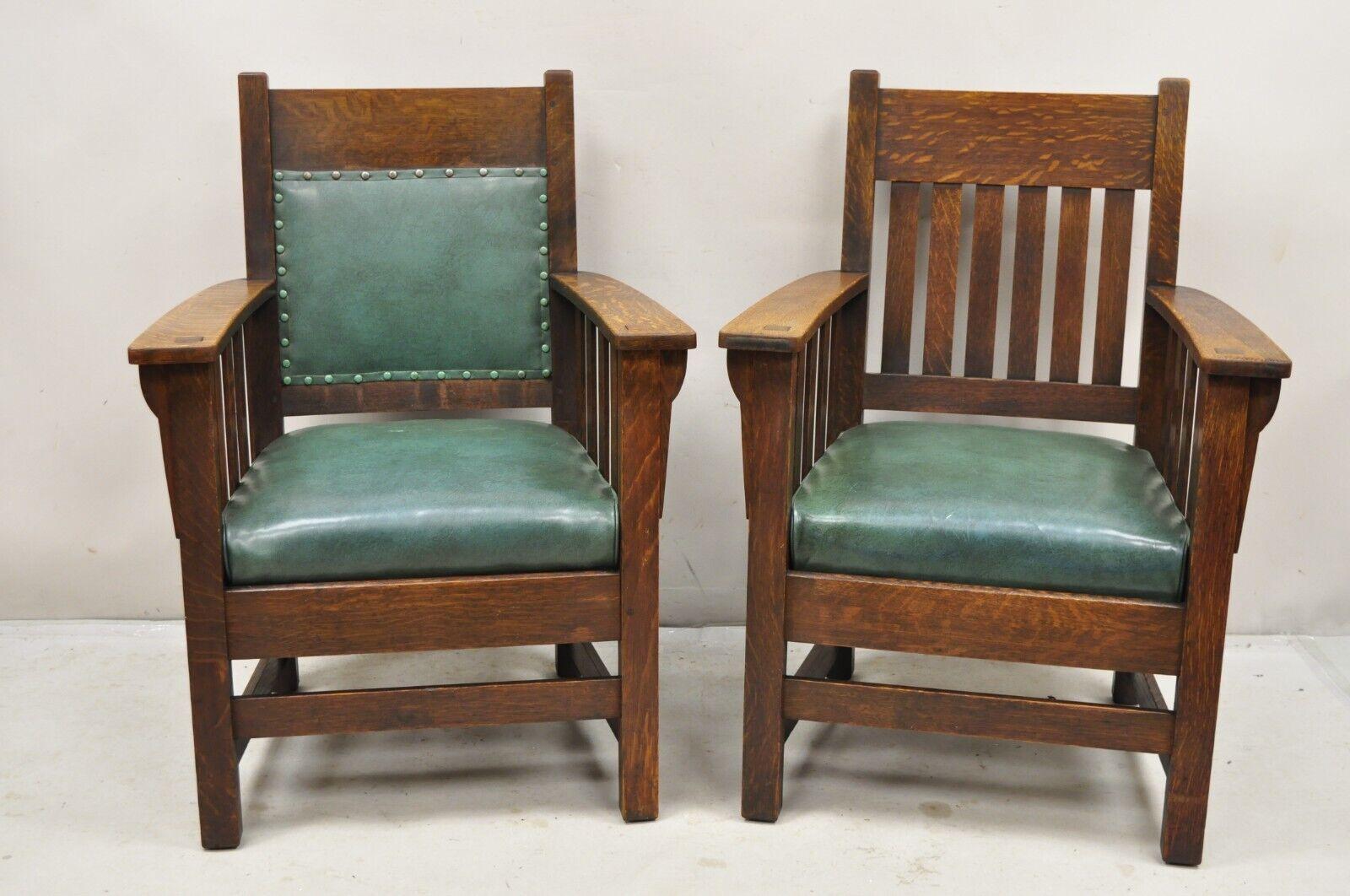 Antike Mission Eiche Arts & Crafts Stickley JM Young Style Lounge Sessel Grün - Paar. Artikel verfügt über Schlitz und Zapfenverbindungen, schöne Viertel gesägt Eichenholz, original grün Naugahyde Federkissen, sehr schöne antike Paar. Möglicherweise