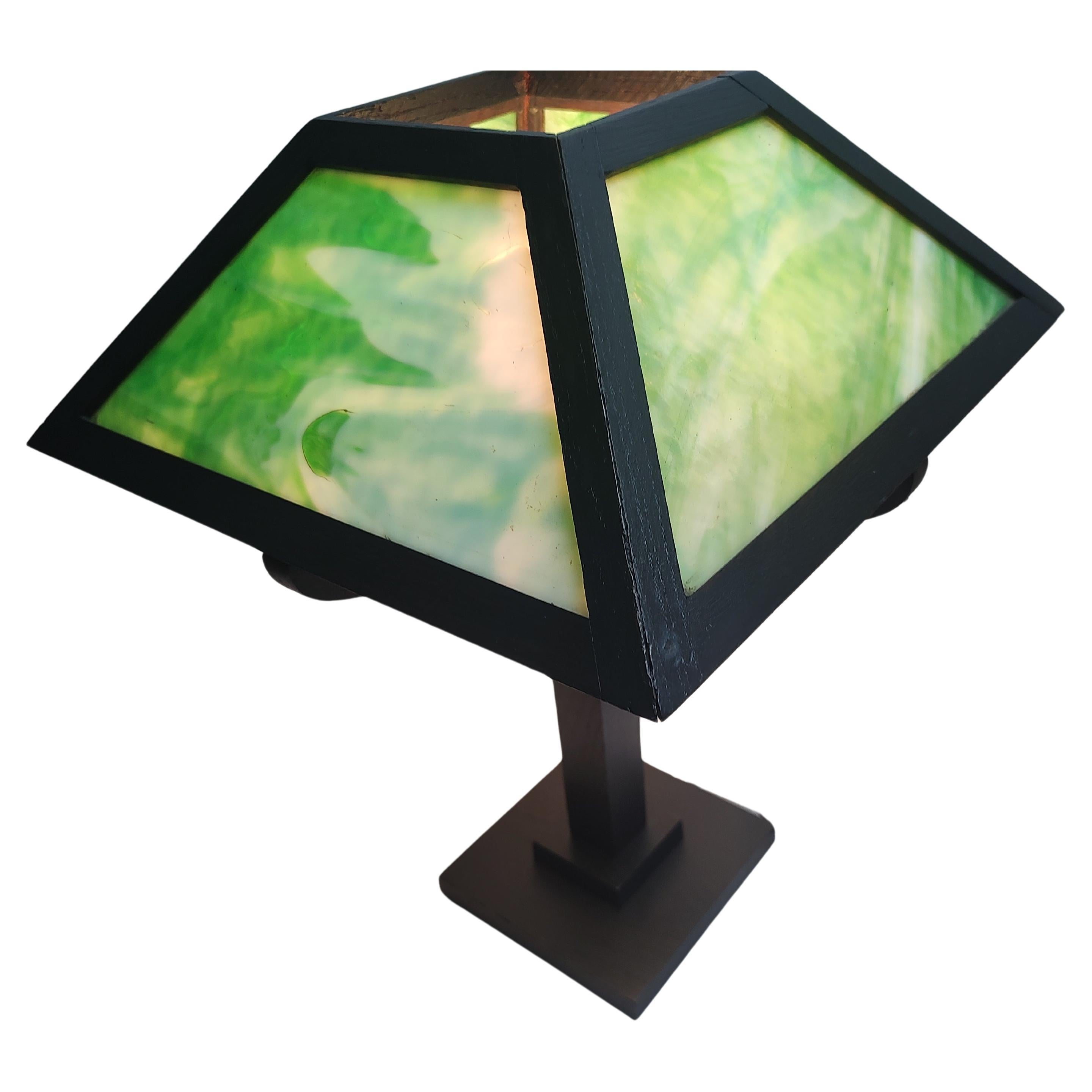 Tacheté Lampe de bureau Mission en chêne Arts & Crafts avec panneaux en verre delag vert C1912 en vente