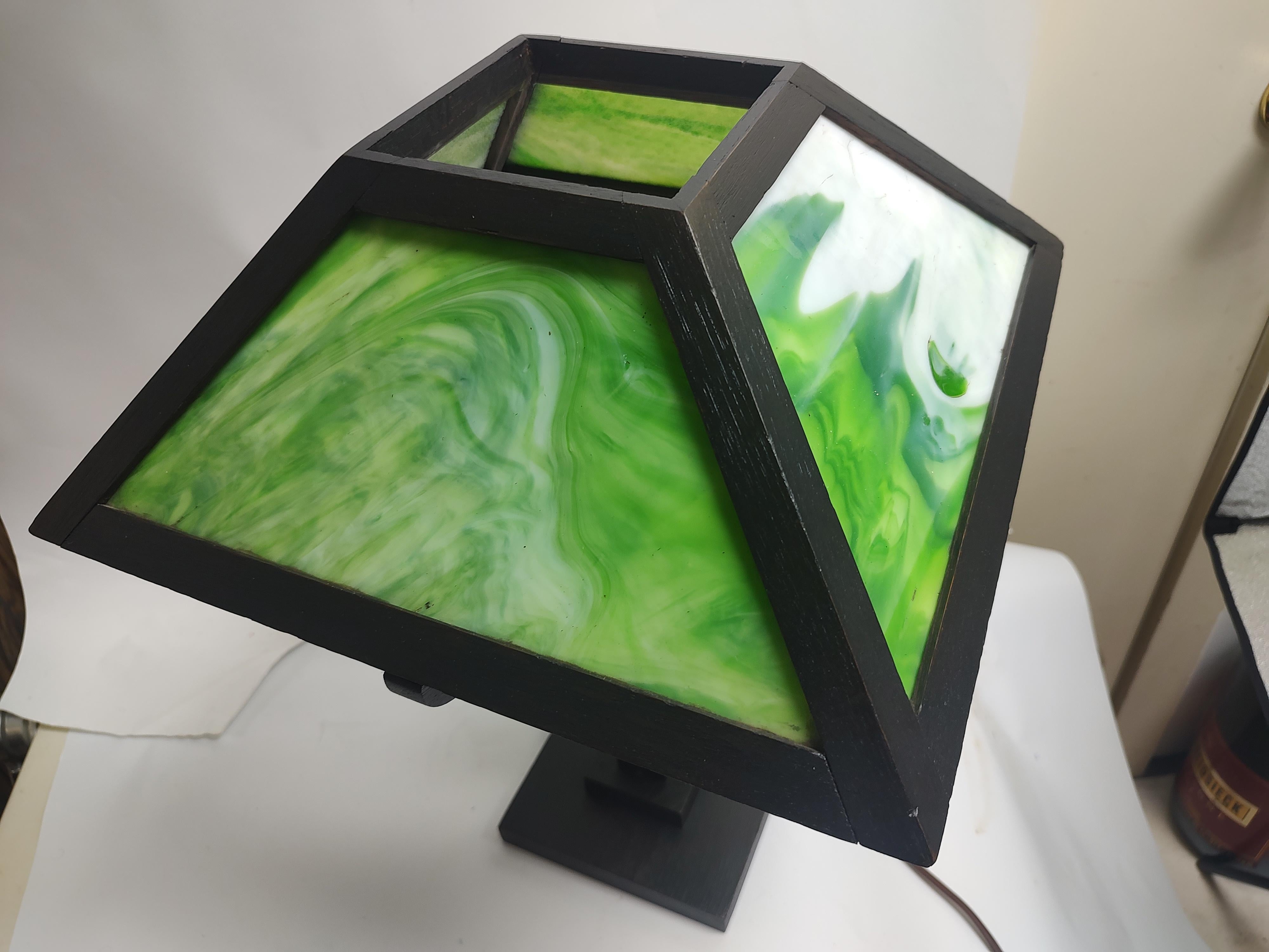 Verre de laitier Lampe de bureau Mission en chêne Arts & Crafts avec panneaux en verre delag vert C1912 en vente