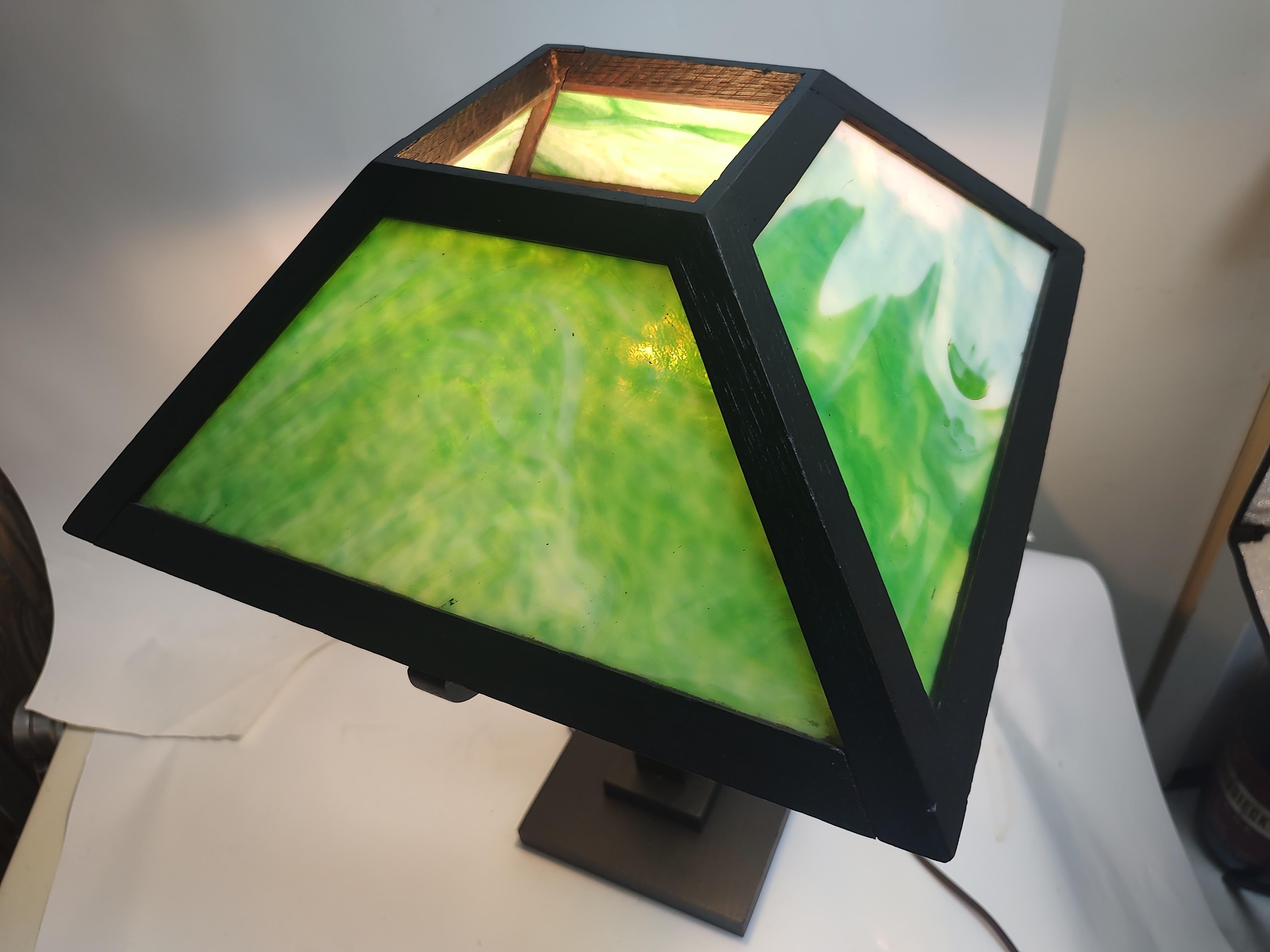 Lampe de bureau Mission en chêne Arts & Crafts avec panneaux en verre delag vert C1912 en vente 1