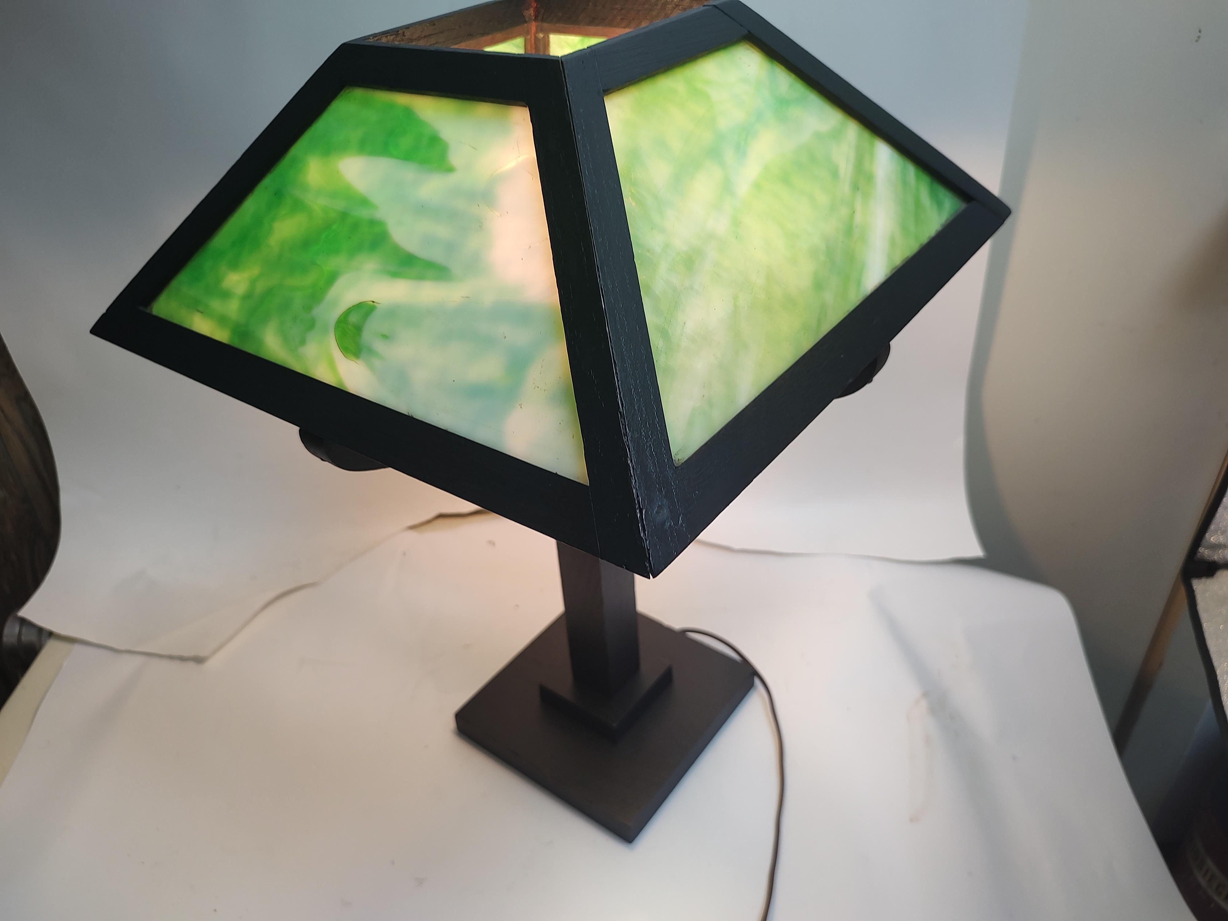Lampe de bureau Mission en chêne Arts & Crafts avec panneaux en verre delag vert C1912 en vente 2