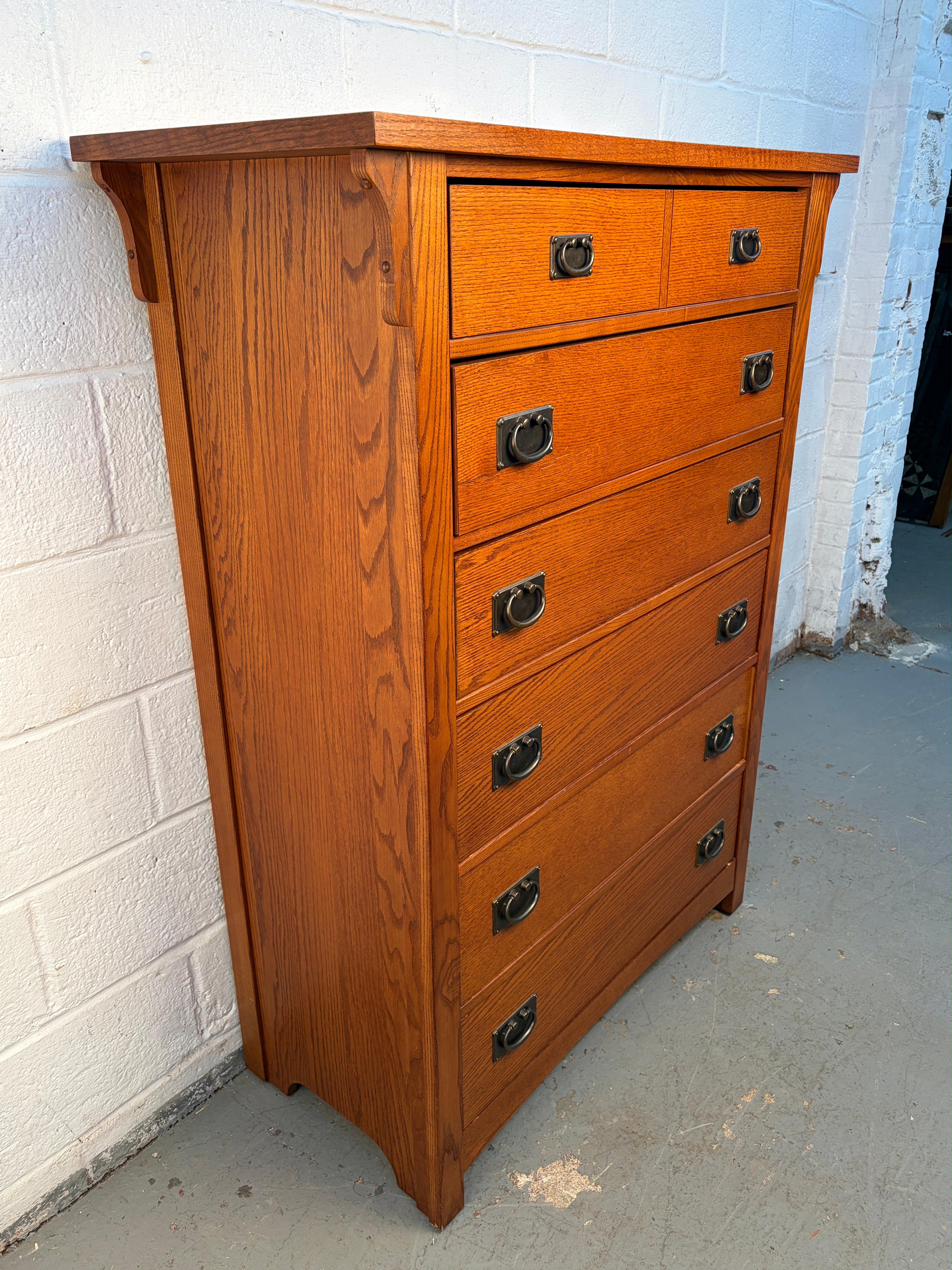 Mission Oak Highboy Dresser by Vaughan Bassett siglo XX en venta