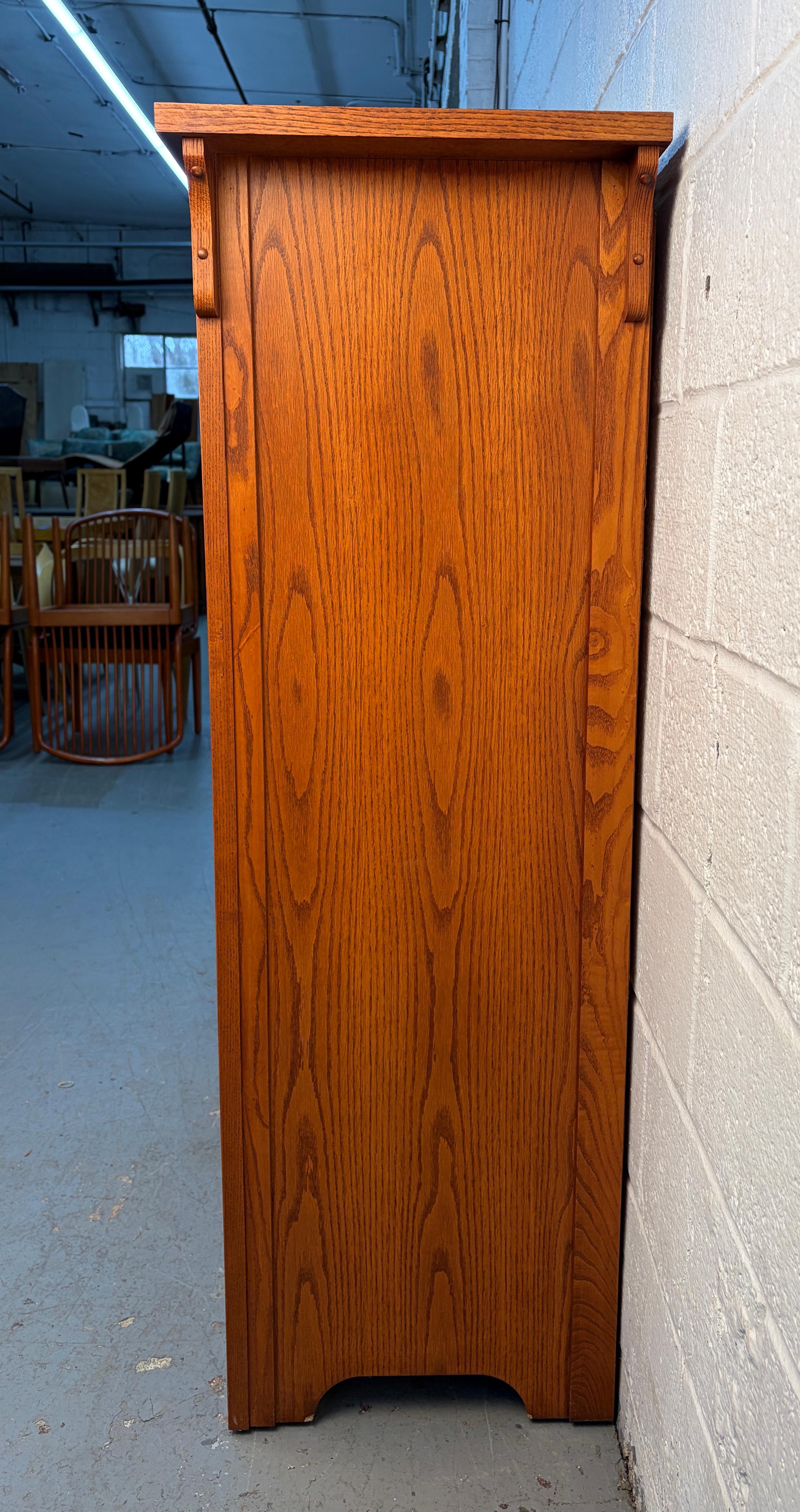 Mission Oak Highboy Dresser by Vaughan Bassett Roble en venta