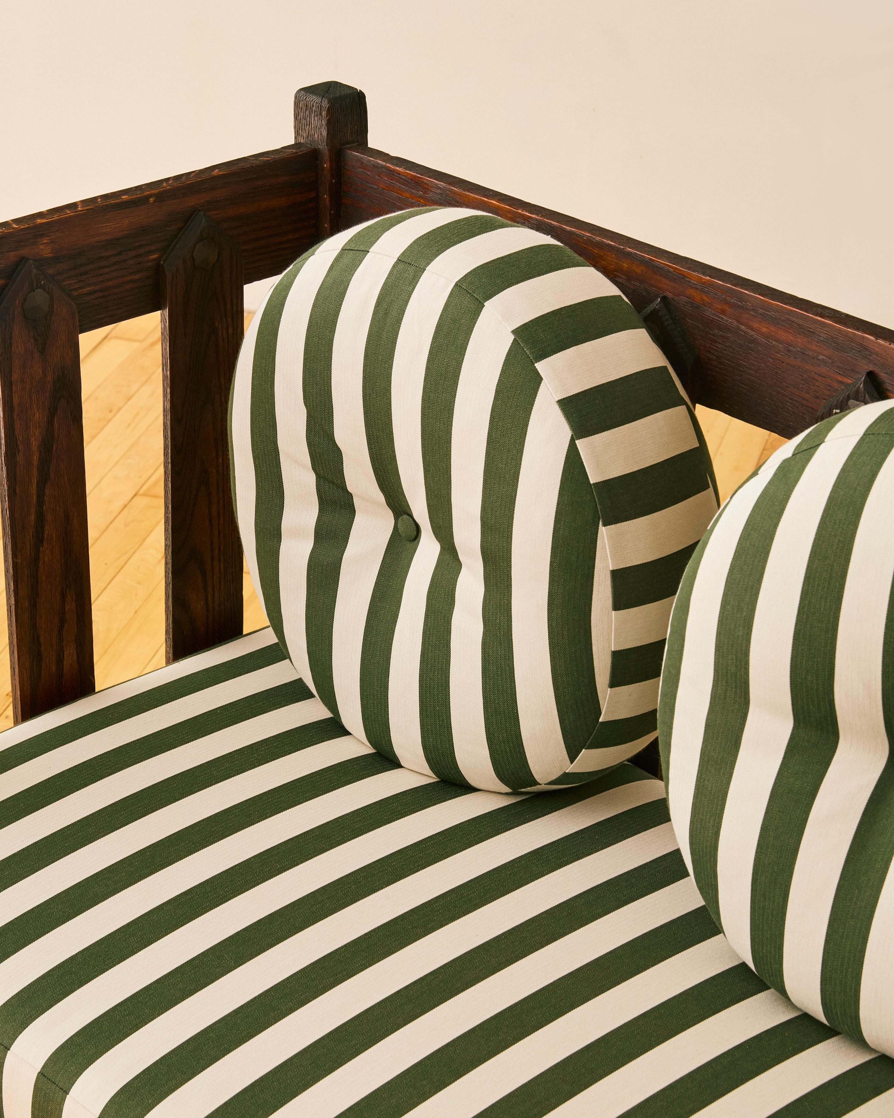 Quercia Mission Oak Striped Settee in the style of Gustav Stickley in vendita