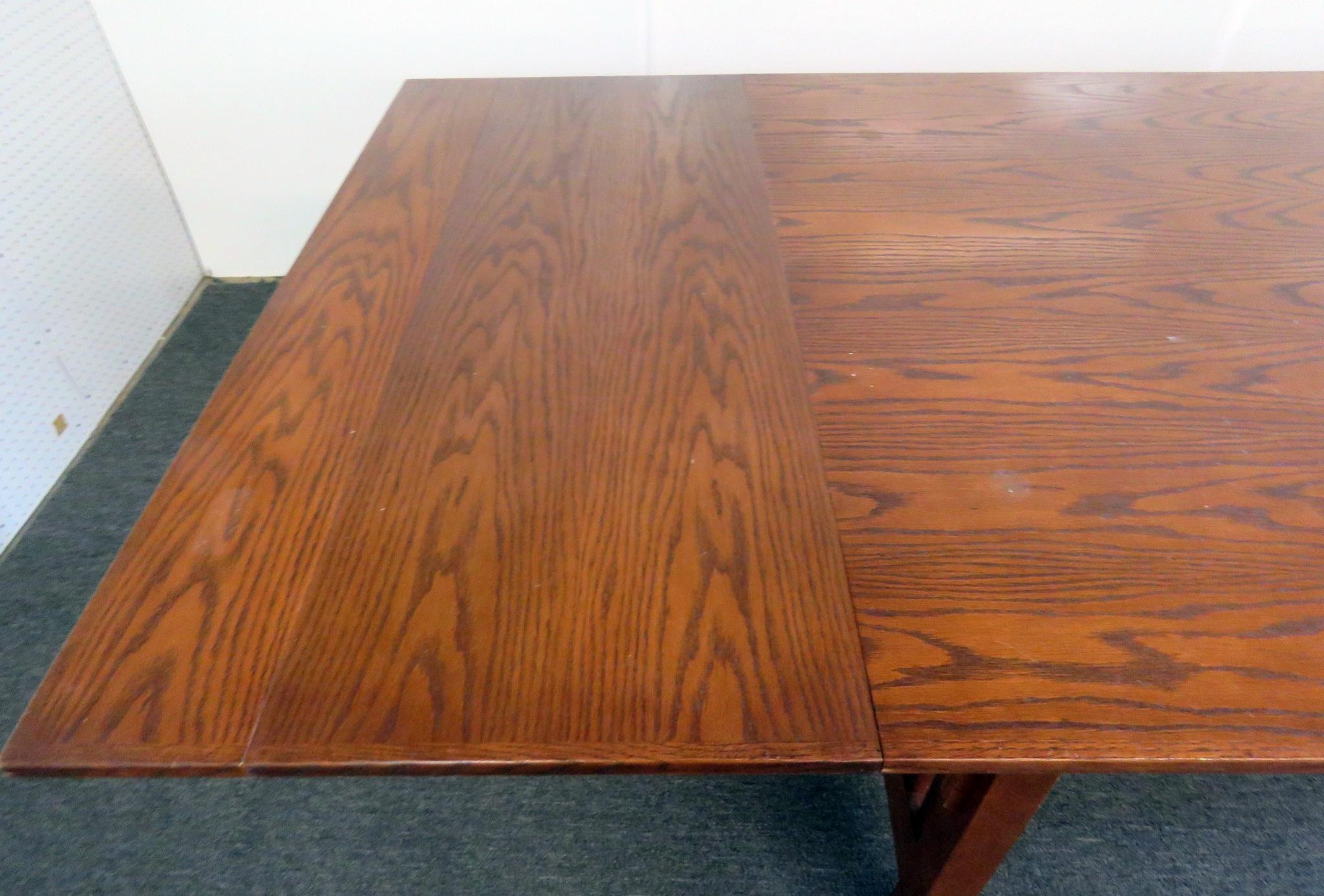 Solid Oak Craftsman Mission Style Dining Room Table In Good Condition In Swedesboro, NJ