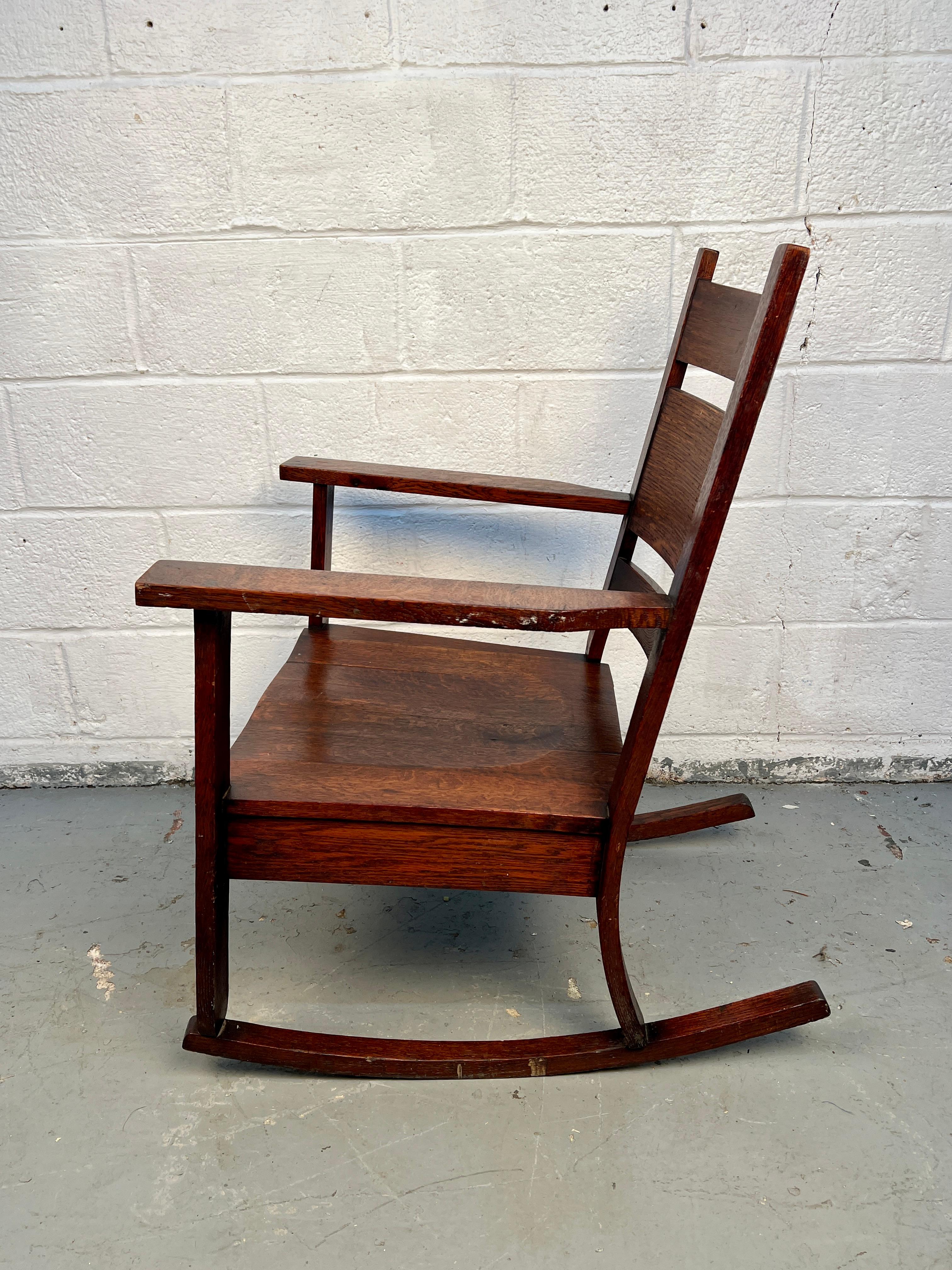 Mission Style Schaukelstuhl in Eiche im Zustand „Gut“ im Angebot in Brooklyn, NY