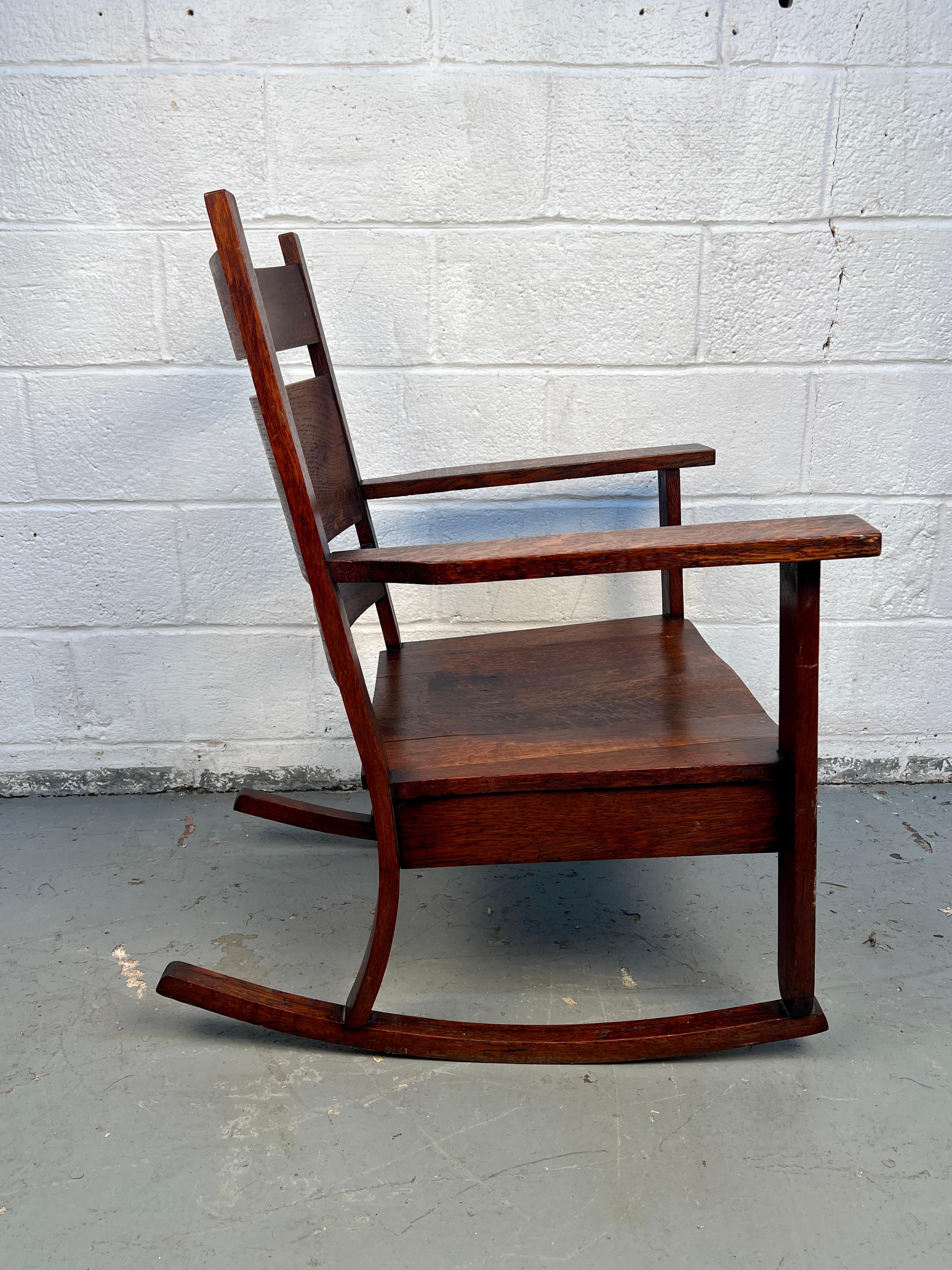 Mission Style Schaukelstuhl in Eiche (Eichenholz) im Angebot