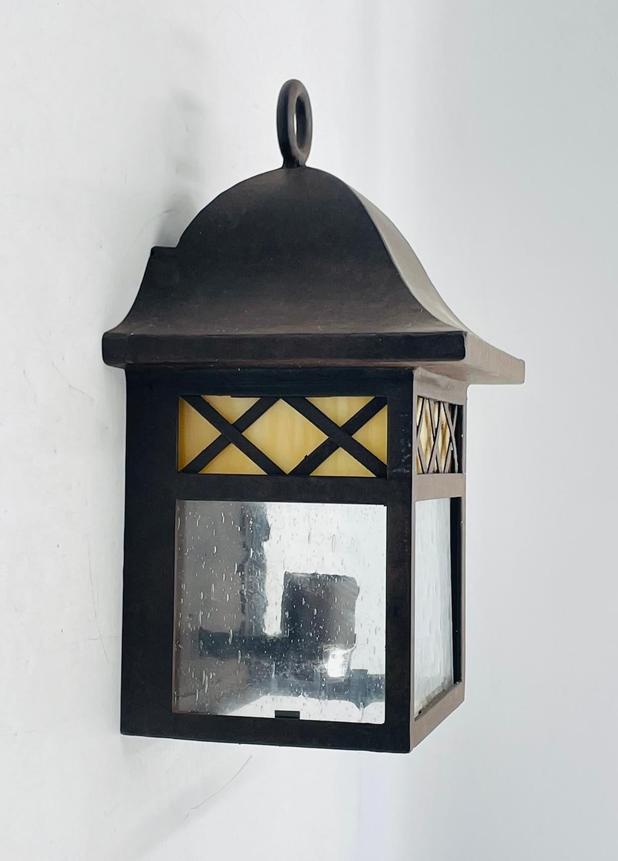 Dieser charmante Wandleuchter im Vintage-Stil wurde im Oktober 2001 von den Steven Handelman Studios in Santa Barbara, Kalifornien, handgefertigt. Die in der Tradition des Mission Revival oder des spanischen Stils gestaltete Leuchte verfügt über