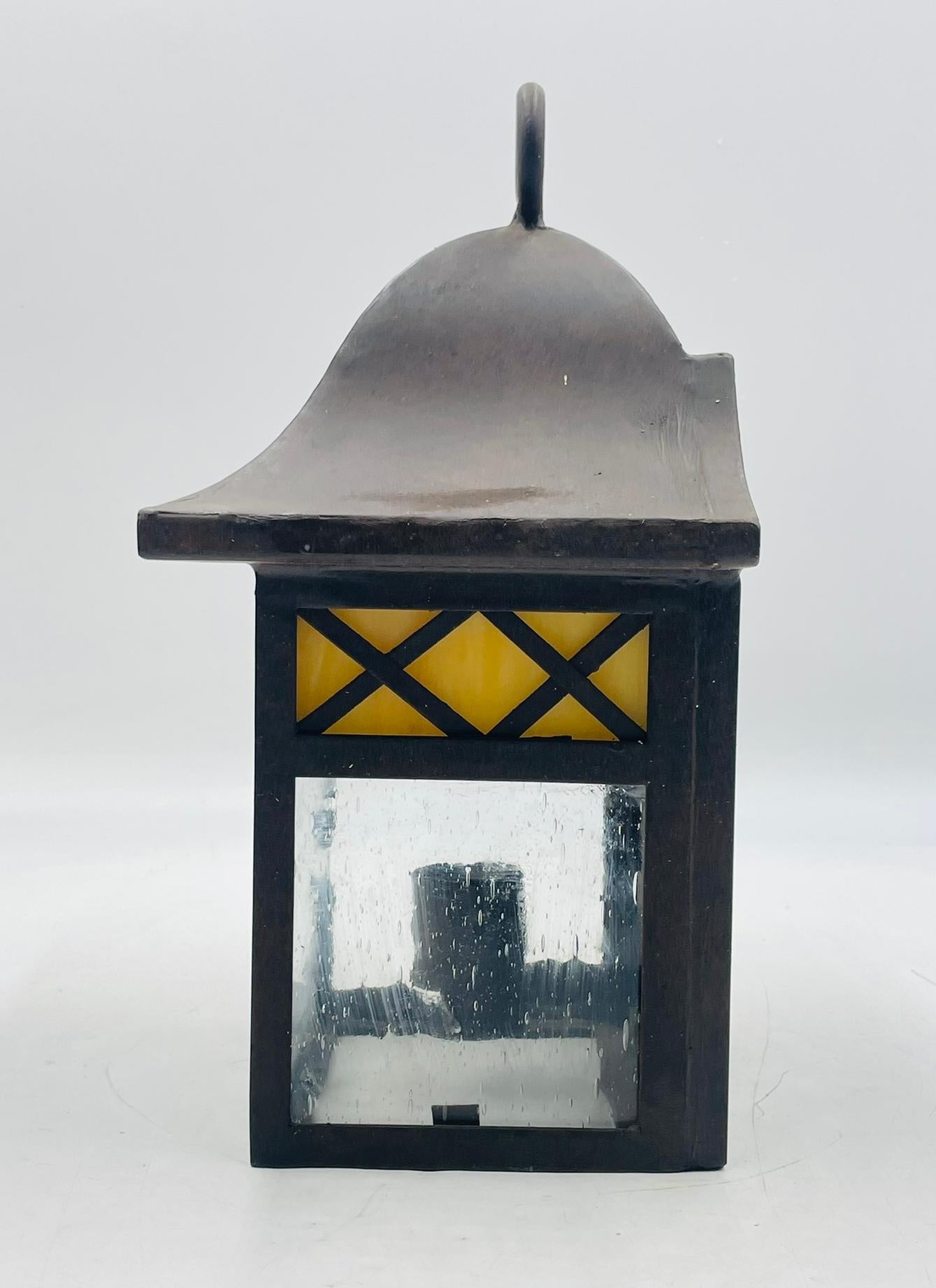 Mission Style Wall Sconce by Steven Handelman Studios (21. Jahrhundert und zeitgenössisch) im Angebot
