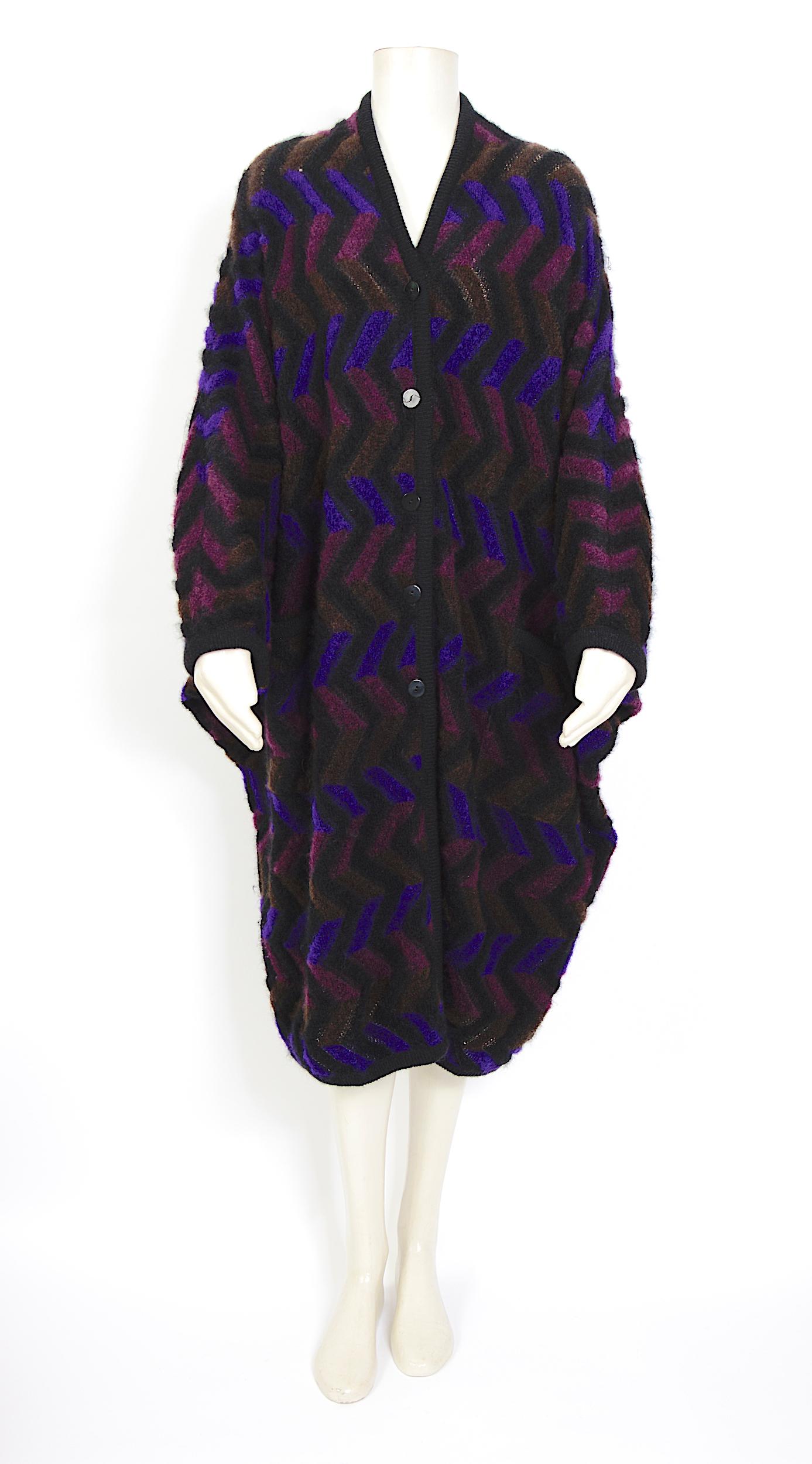 This cool vintage 1980s design by Missoni is composed of multi-color knit with batwing sleeves and front slide pockets. In excellent vintage pre-worn and loved condition.
Made in Italy size 44
Measurements are taken flat: Size free - Total Length