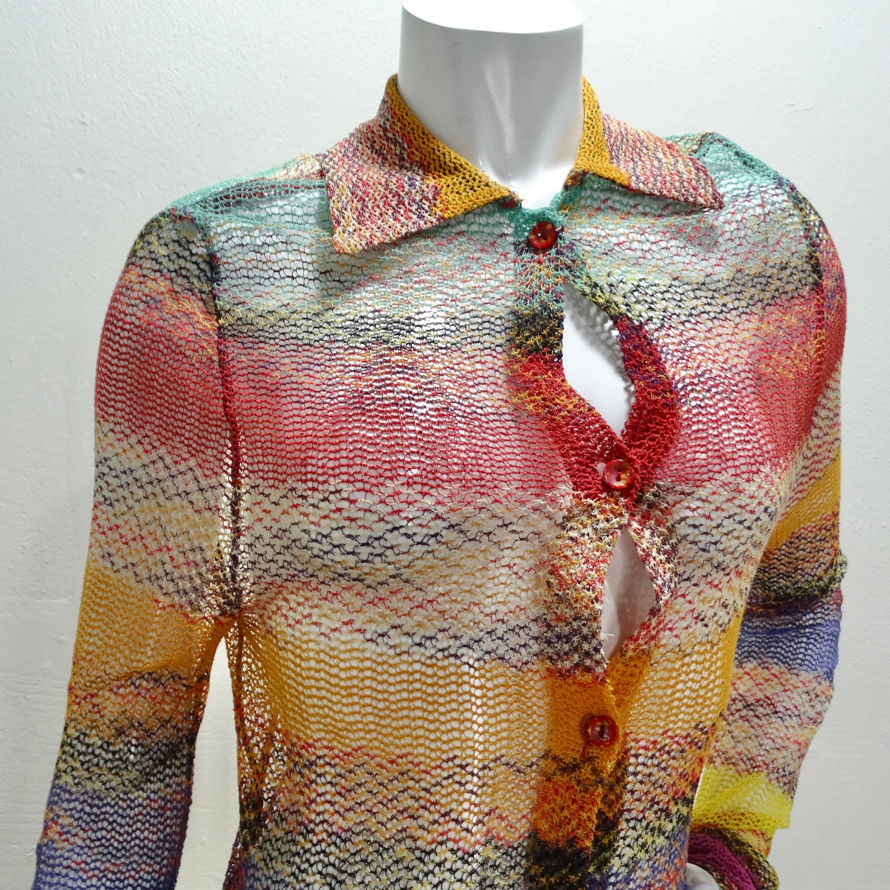 Entrez dans le monde de la mode vintage avec ce cardigan boutonné en tricot multicolore des années 1980 de Missoni. Confectionnée dans les matières les plus nobles et ornée de la maille rayée emblématique de Missoni, cette pièce est un véritable