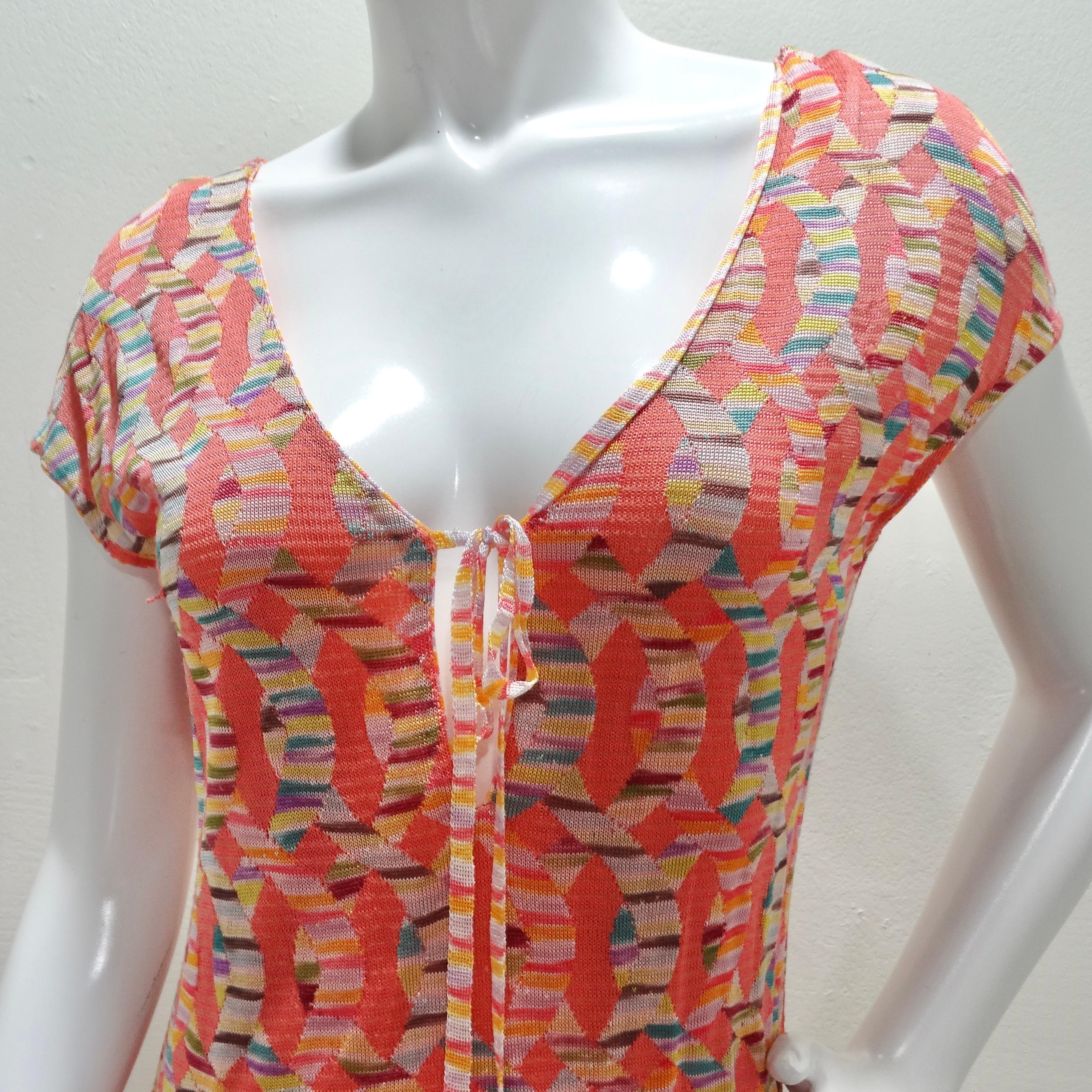 Das Missoni 1990s Multicolor Knit Keyhole Tie Dress ist ein fesselndes Vintage-Stück, das die Essenz des kultigen Missoni-Stils verkörpert.

Dieses mittellange Kleid aus luxuriösem, mehrfarbig bedrucktem Missoni-Strick besticht durch sein