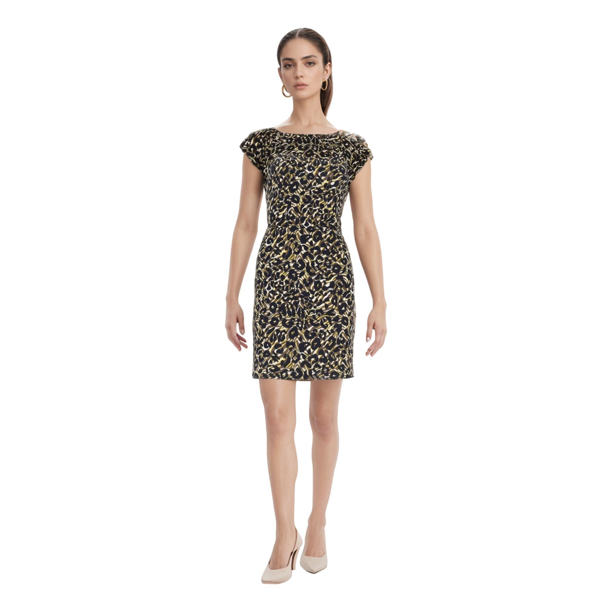 Vestito in seta e cotone con stampa animalier di Missoni

Mini abito aderente con motivo animalier nei toni del nero, giallo, marrone e bianco.

Disegnato con scollo a barca, maniche a cappuccio e chiusura con zip nascosta.

Prezzo di listino circa