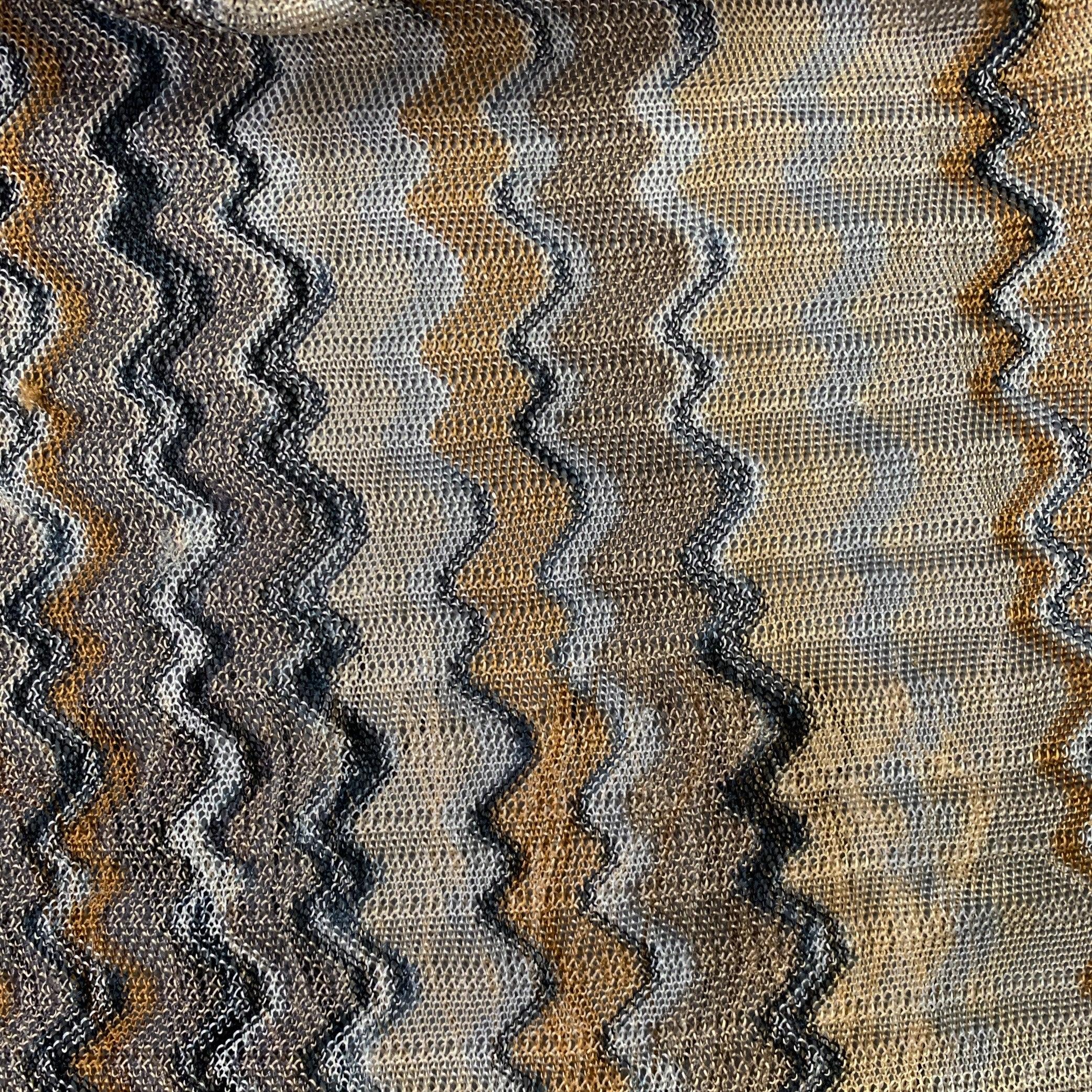 Sciarpa Missoni in viscosa beige e multicolore con motivo Zig Zag a maglia aperta e frange alle estremità. Diversi piccoli difetti. 

Misure: 
  71 x 32 pollici 
  
  
 
Riferimento Sui Generis: 138916
Categoria: Sciarpe e scialli
Ulteriori
