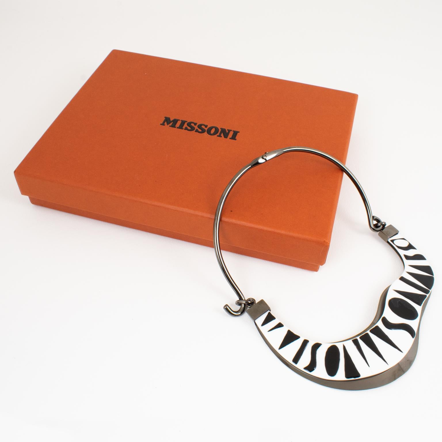 Missoni Black and White Lucite and Metal Choker Necklace, Runway Spring 2014 In Excellent Condition For Sale In Atlanta, GA
