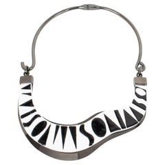 Collier ras du cou en lucite et métal noir et blanc de Missoni, défilé printemps 2014.