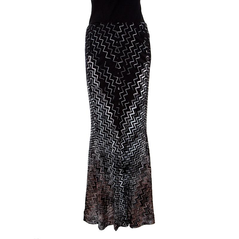 This maxi skirt from the house of Missoni is intricately crafted to give a flattering silhouette and features varied density of chevron pattern all over the black exterior, giving the piece a geometric finish. Its impressive length and stunning