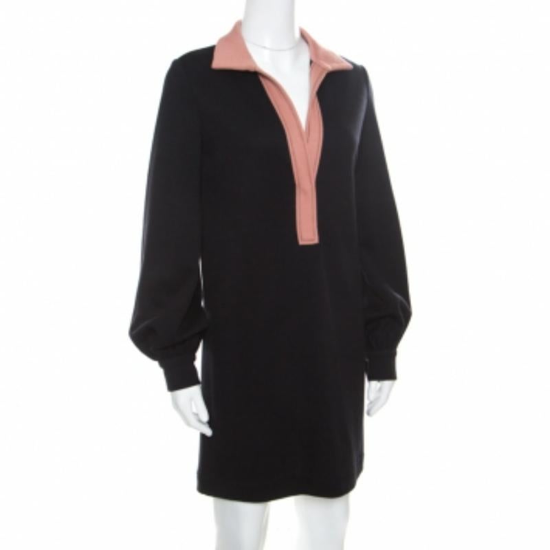 Dieses schöne Kleid ist von Missoni. Er ist aus hochwertiger Wolle gefertigt, hat lange Ärmel und einen kontrastierenden Kragen. Machen Sie diese Kreation noch heute zu Ihrer und tragen Sie sie mit glänzenden Pumps und einer Chanel Flap Bag.