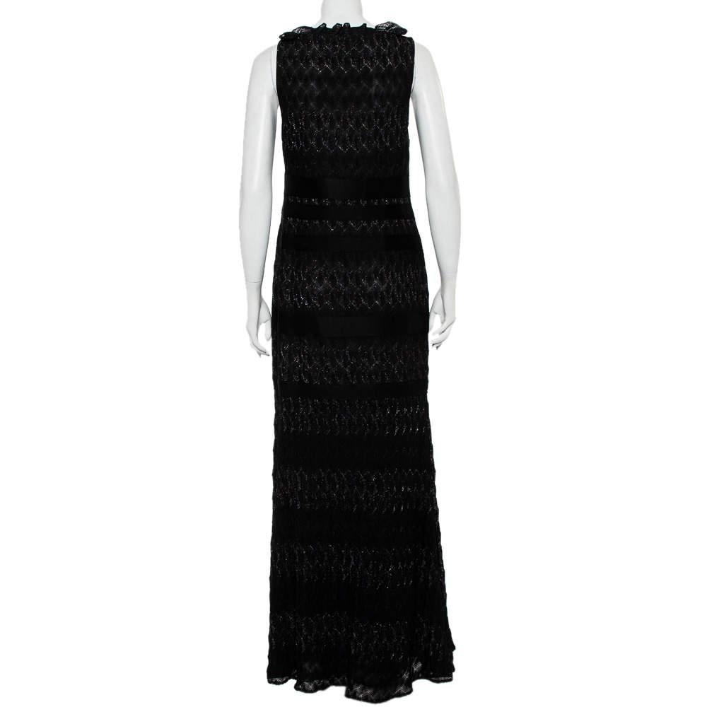 Cette robe noire sans manches de Missoni affiche une combinaison de sophistication et de charme. Cette tenue en maille lurex présente une encolure en V volantée qui met en valeur vos clavicules. La robe longue présente un effet pailleté et une