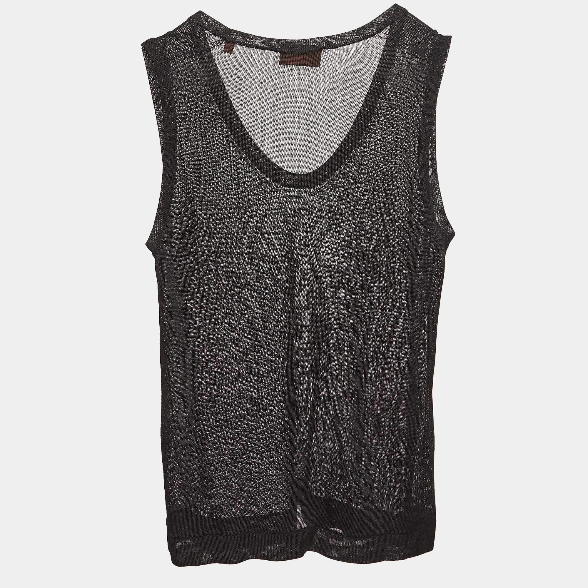 Find great style and comfort while wearing this designer top. Tailored using the best fabric the creation has been given immense detail. Style it with a skirt and heels.