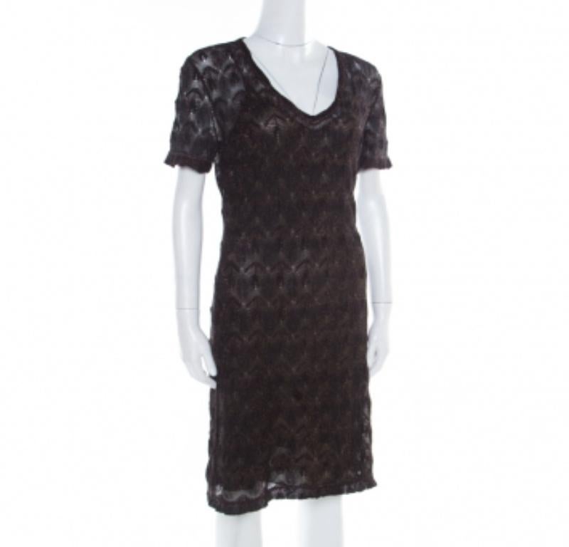 Dai il meglio di te con questo fantastico abito midi di Missoni! Questa creazione nera è realizzata in misto rayon e presenta un design a maglia con motivi lurex. Presenta uno scollo a V e maniche corte. Abbinalo a tacchi a spillo metallizzati e a