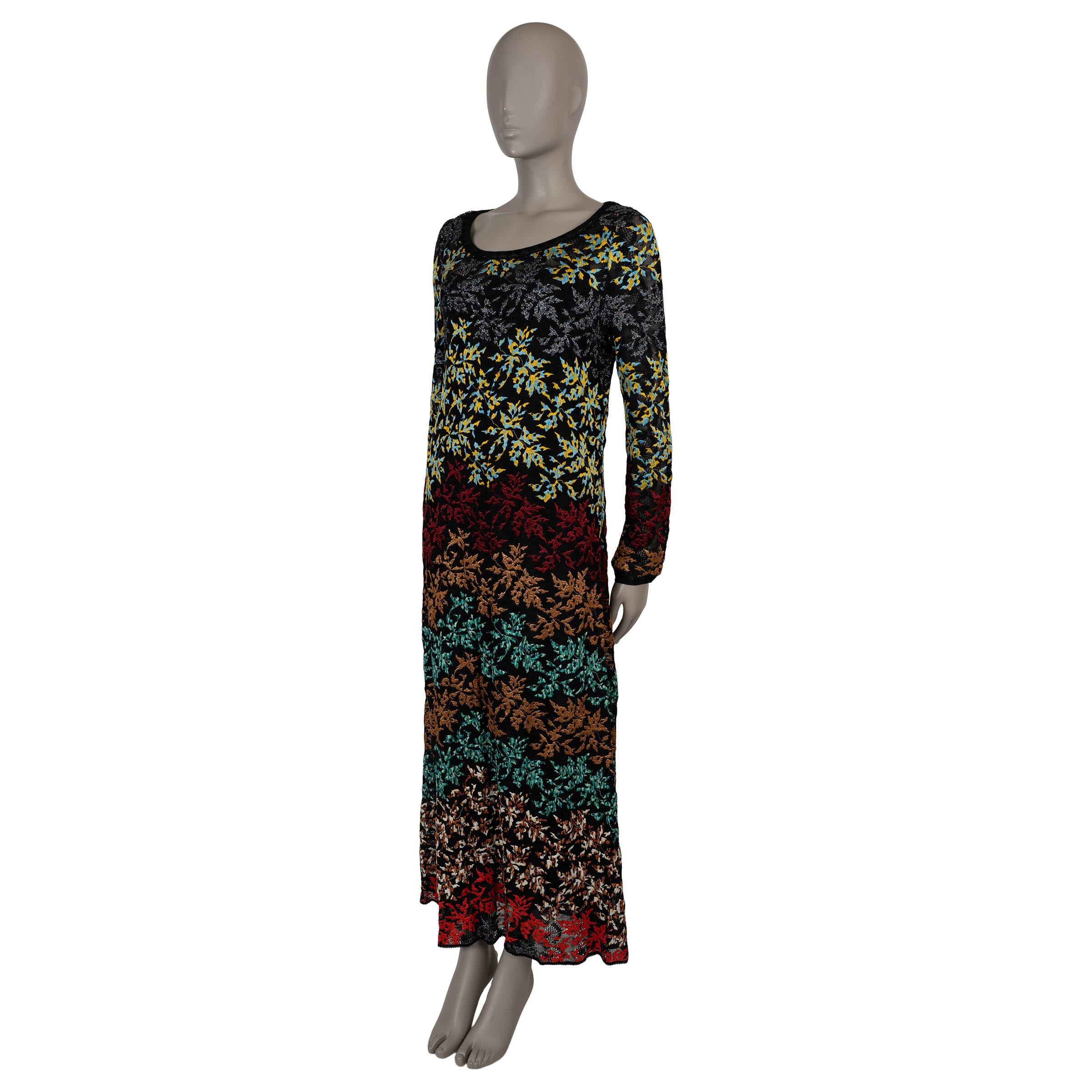 Este vestido 100% auténtico de Missoni en punto de viscosa negro (con un 3% de poliéster - ten en cuenta que faltan el contenido y la etiqueta de la talla) es una impresionante muestra de la artesanía característica de la marca. Totalmente bordado