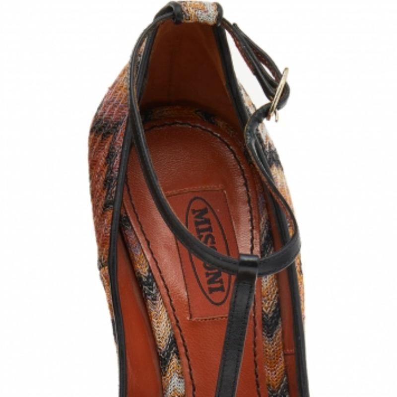 Cette paire d'escarpins arbore la signature de Missoni, à savoir des jeux de tissus complexes. Ces escarpins sont ornés de motifs multicolores sur l'extérieur et de talons de 12 cm pour vous donner de l'allure.