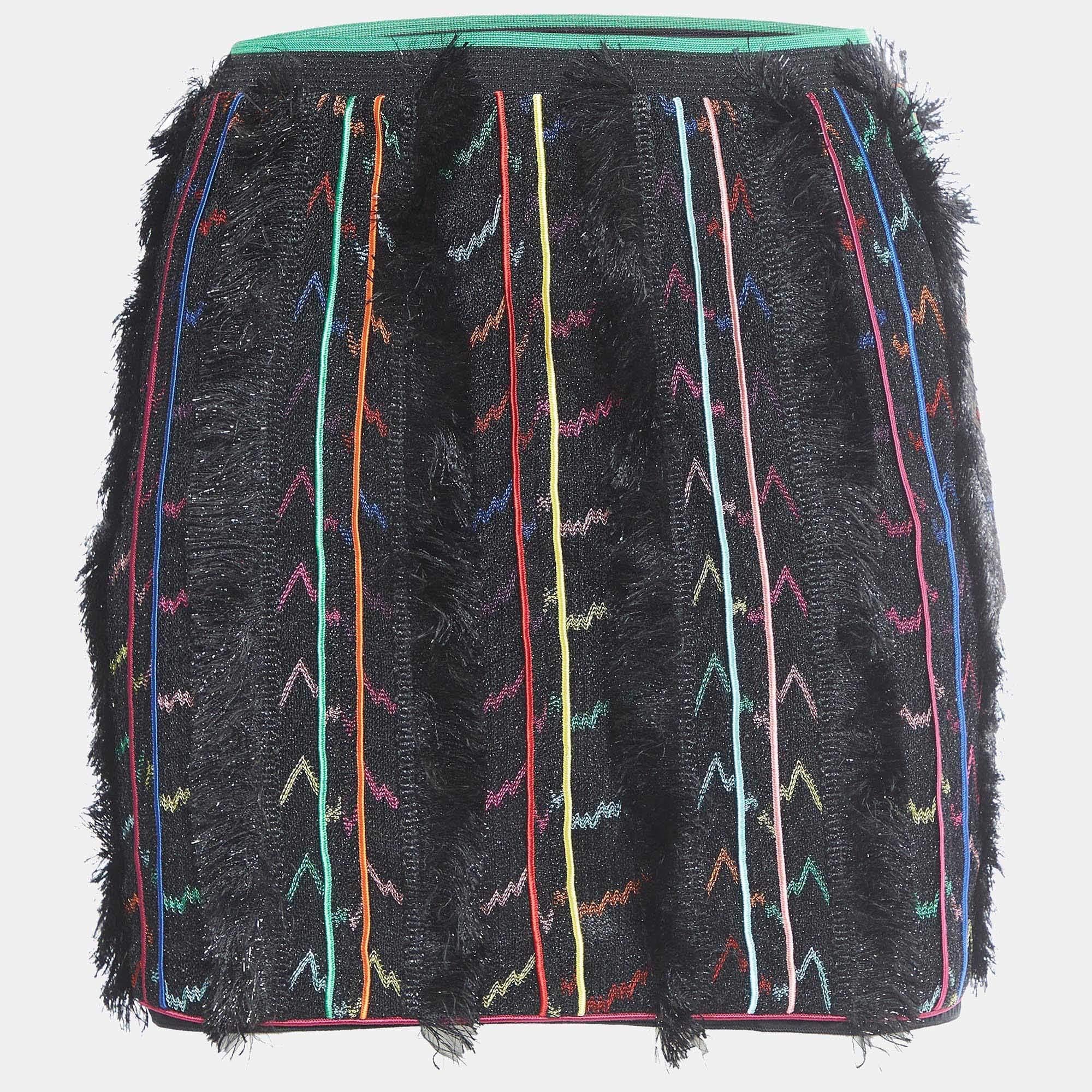 Cette élégante jupe mérite d'être ajoutée à votre garde-robe. Fabriquée à partir de matériaux nobles, elle est conçue de manière exquise dans une forme flatteuse.