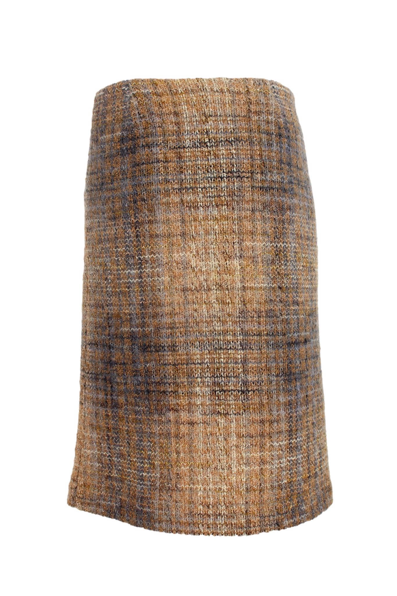 Missoni 80s vintage classic flared skirt. Blue and beige color, boucle pattern, elastic waistband, 58% wool, 24% mohair and 18% nylon fabric. Made in Italy.

Size: 44 It 10 Us 12 Uk

Waist: 38 cm
Length: 61 cm