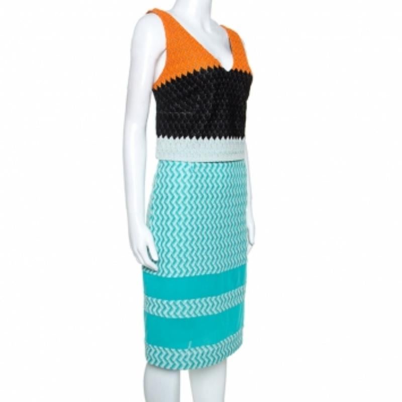 Die Erfahrung von Missoni mit Stoffen zeigt sich in diesem Kleid. Das von Mustern geprägte Kleid ist ärmellos und in verschiedenen Farben gehalten. Diese Kreation wird Sie begeistern, denn sie kann sowohl zu flachen als auch zu hohen Schuhen