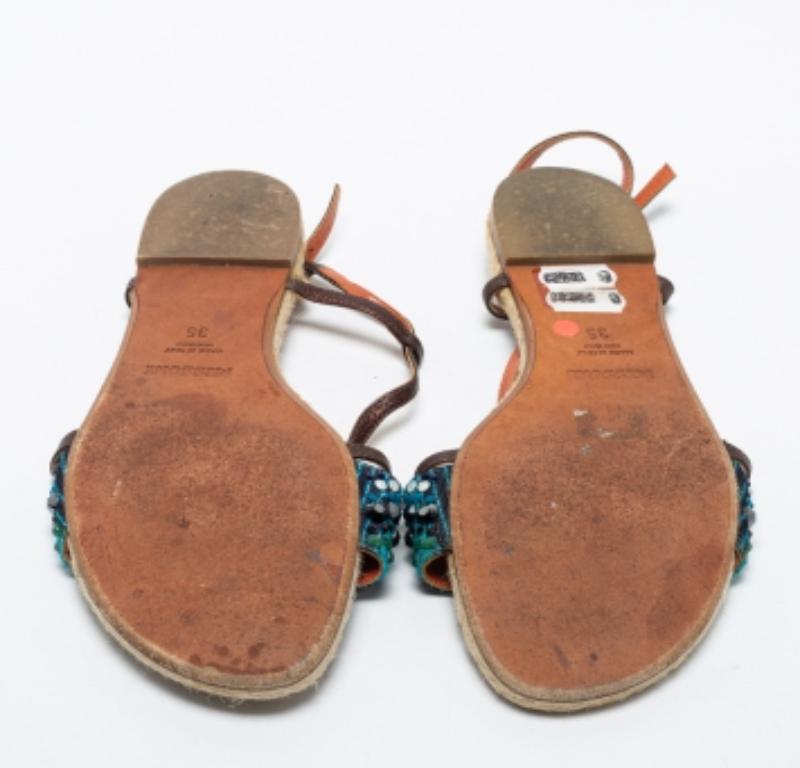 Migliora il tuo look aggiungendo questi sandali firmati al tuo bel guardaroba. Sono realizzati con maestria per garantire una vestibilità e uno stile perfetti.