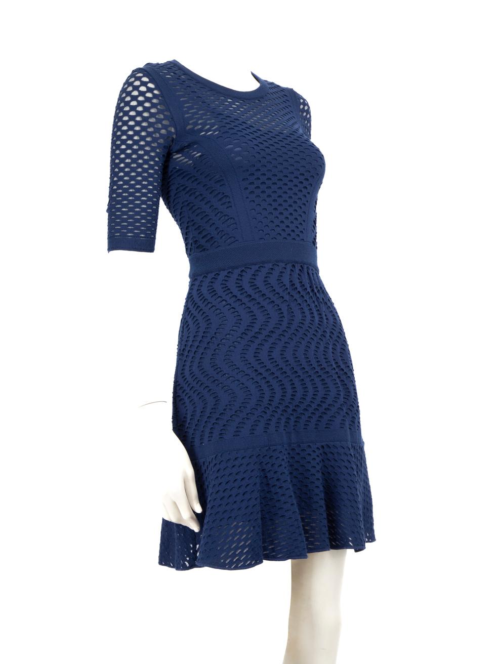 La condizione è buona. L'usura minore del vestito è evidente. La fodera interna dell'orlo inferiore è stata danneggiata e presenta fili allentati su questo articolo usato di rivendita di design Missoni. A questo vestito manca l'etichetta con le