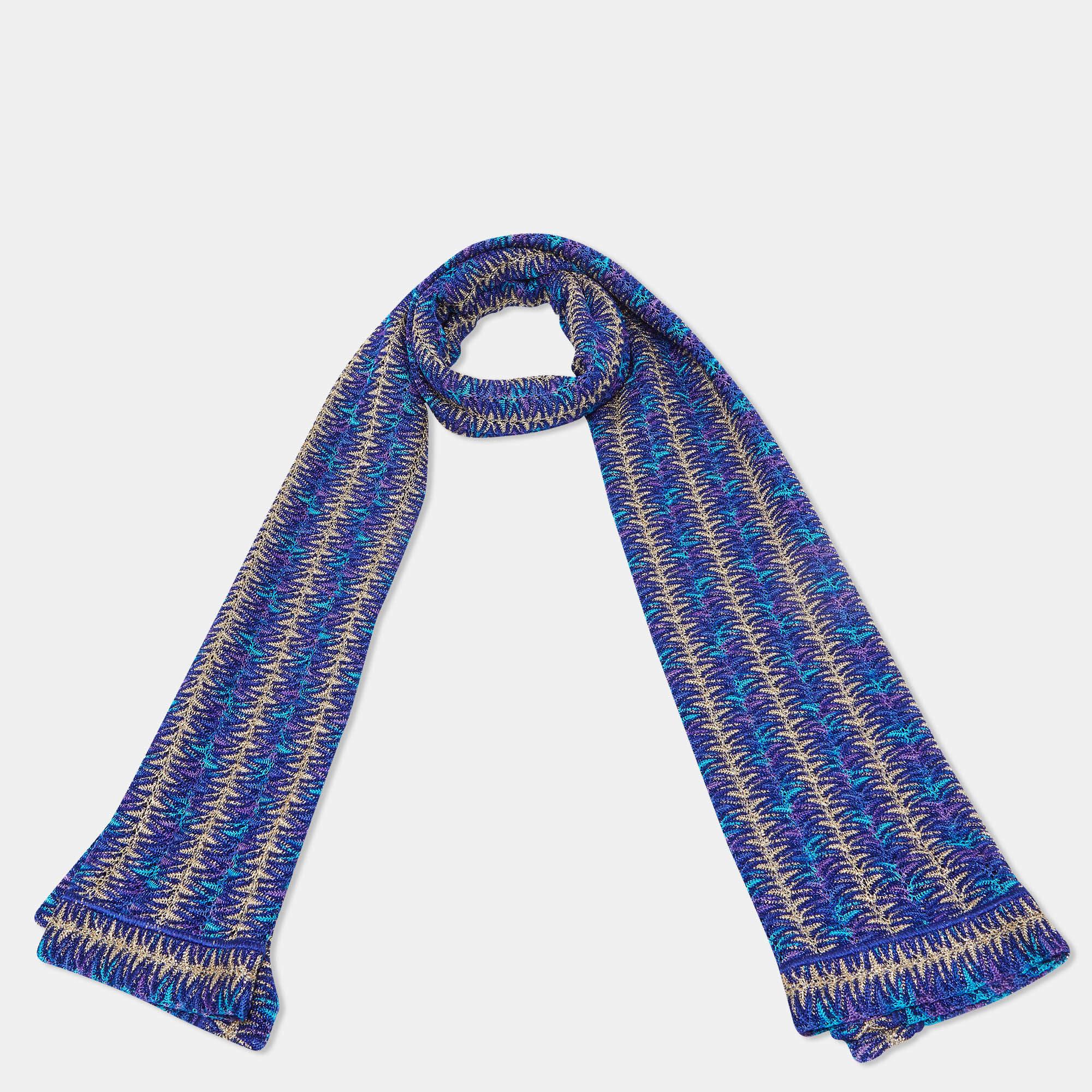Avvolgiti nel lusso con questa squisita stola di Missoni. La maglia artigianale, con i suoi motivi caratteristici e i suoi colori vivaci, cattura l'essenza della raffinatezza italiana. Il morbido tessuto offre calore senza appesantire, rendendolo