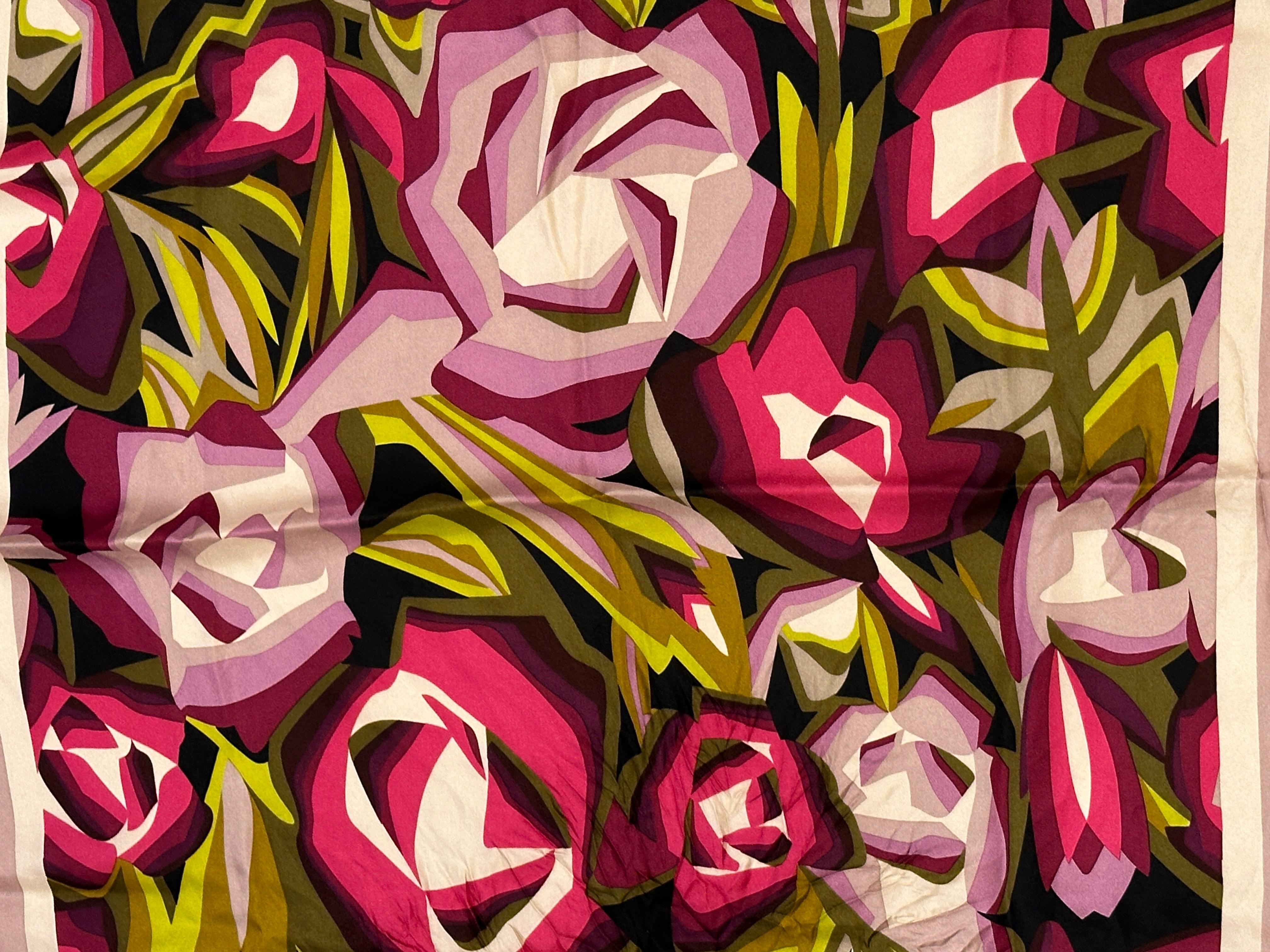 Le merveilleux foulard en soie florale multicolore de Missoni, composé de fuchsia, de lavande et de vert, est rehaussé de bordures fuchsia foncé et de bords roulés. L'écharpe mesure 27 1/2 pouces par 28 pouces. Fabriquées en Italie.