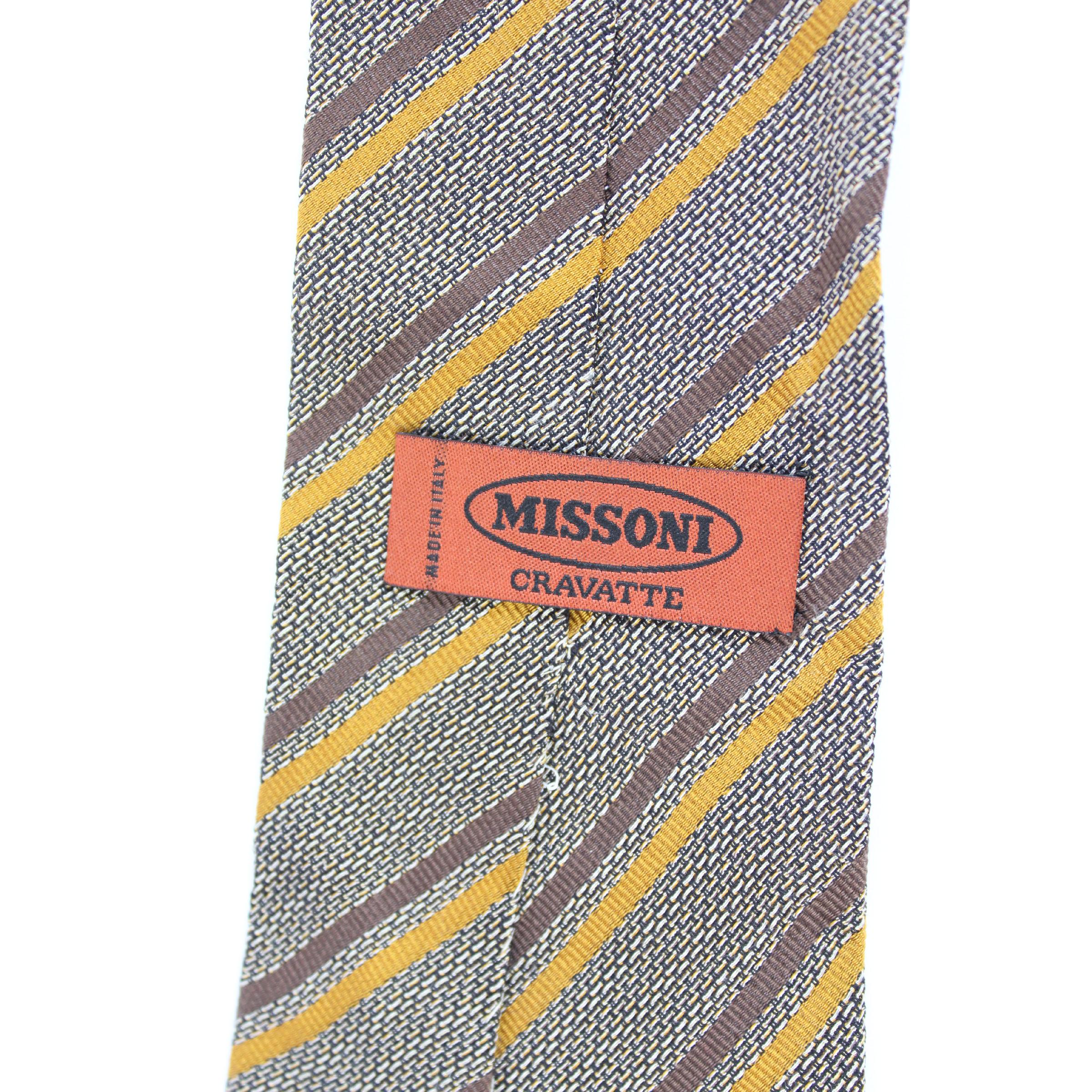 Vintage Missoni Krawatte. Gestreift in Braun und Beige, 100% Seide. Made in Italy. Ausgezeichneter Vintage-Zustand

Länge: etwa 150 cm
Breite: etwa 10 cm